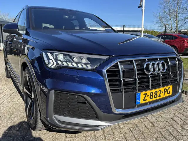 Audi Q7 view 9