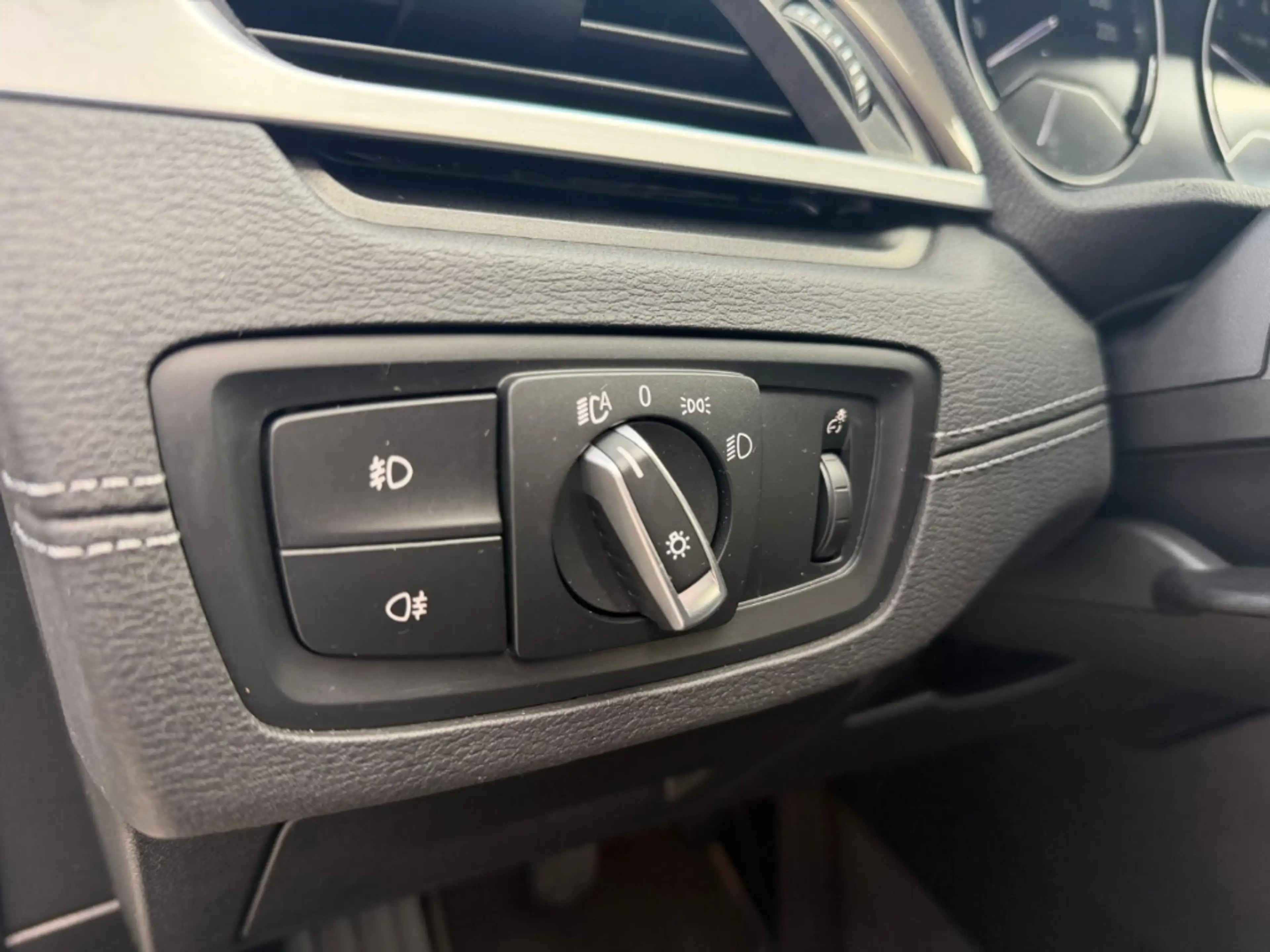 BMW X1 sDrive 18 i xLine HUD Navi LED El. Heckklappe — photo 17