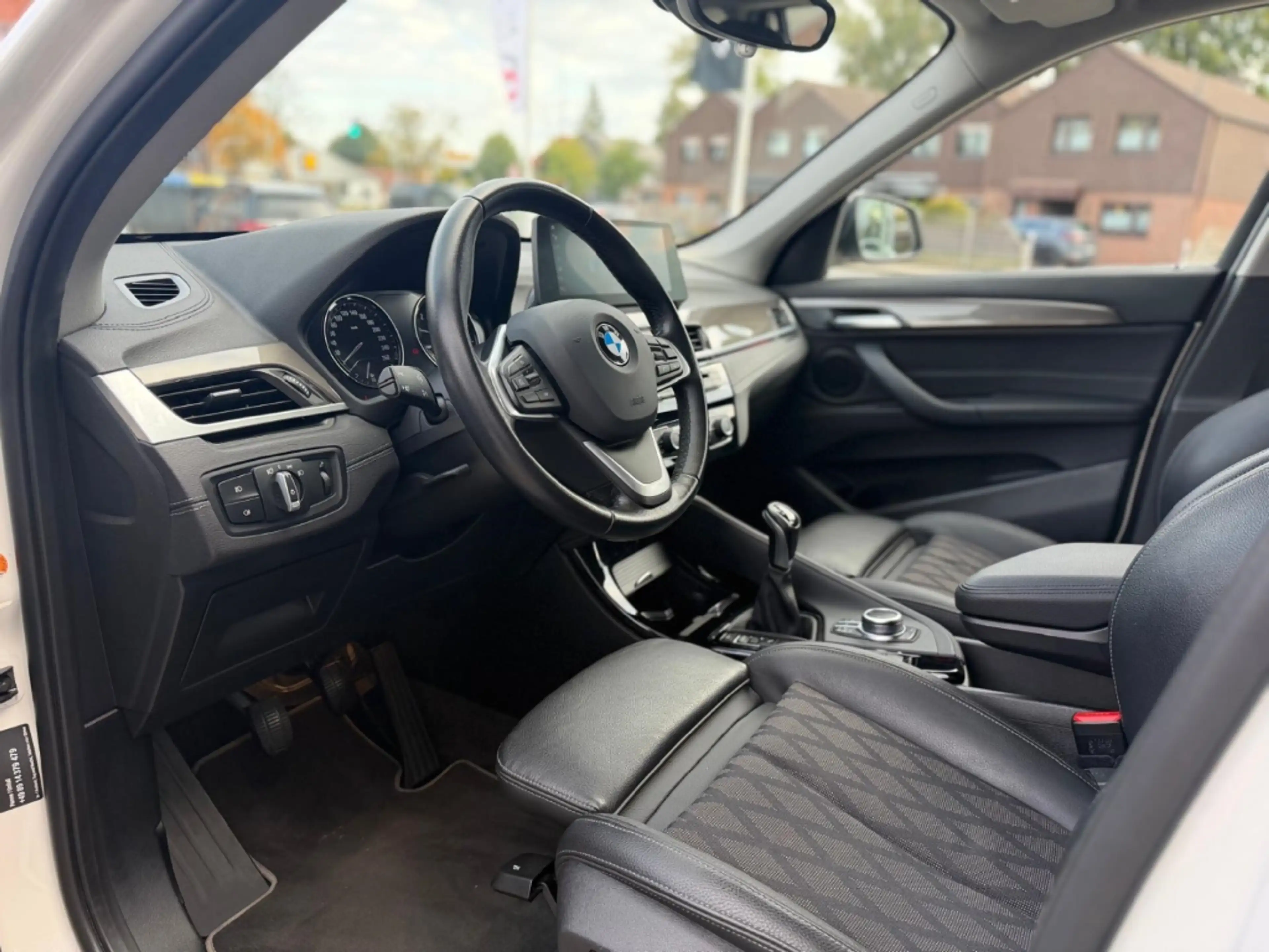 BMW X1 sDrive 18 i xLine HUD Navi LED El. Heckklappe — photo 9