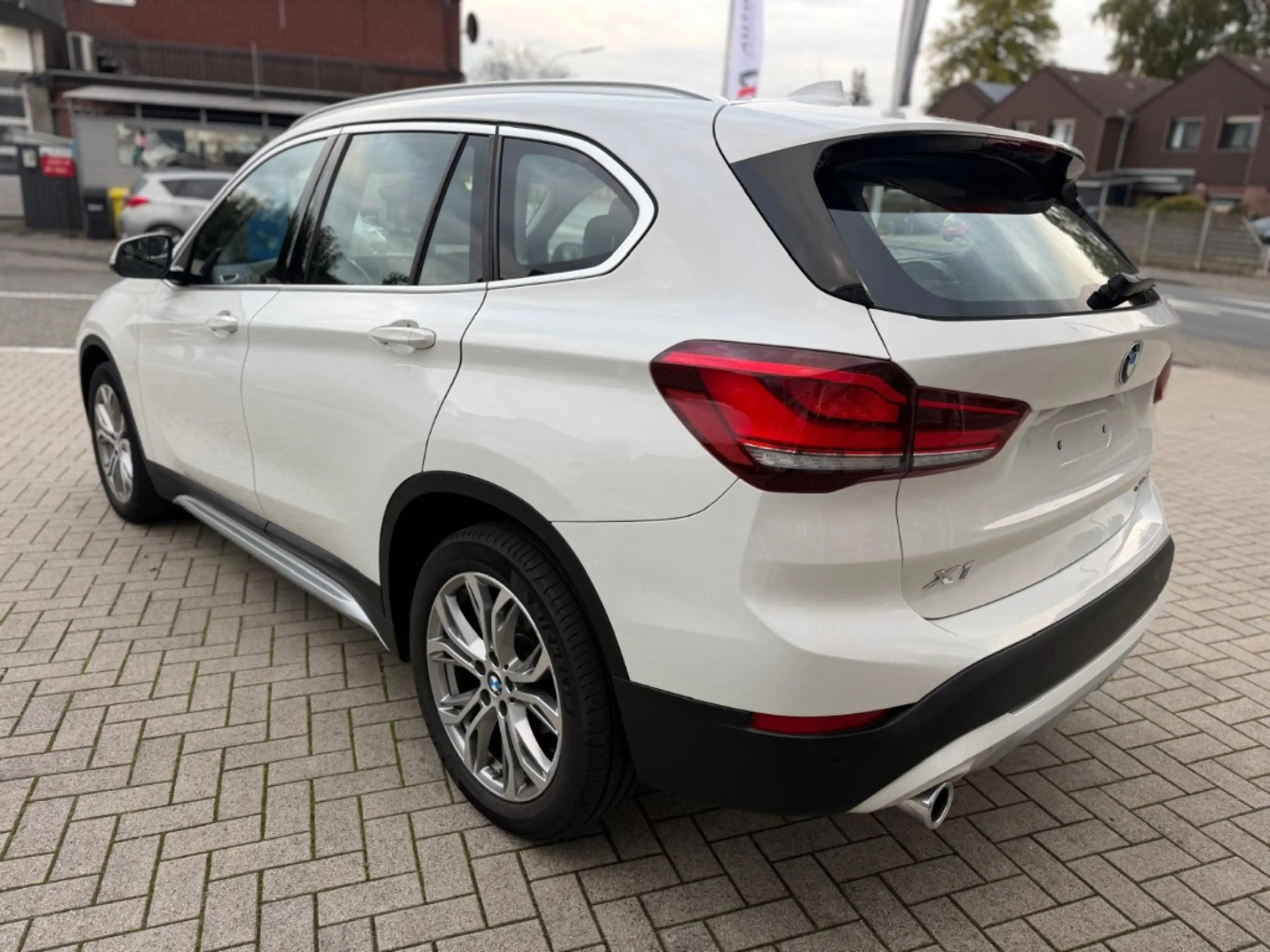 BMW X1 sDrive 18 i xLine HUD Navi LED El. Heckklappe — photo 5