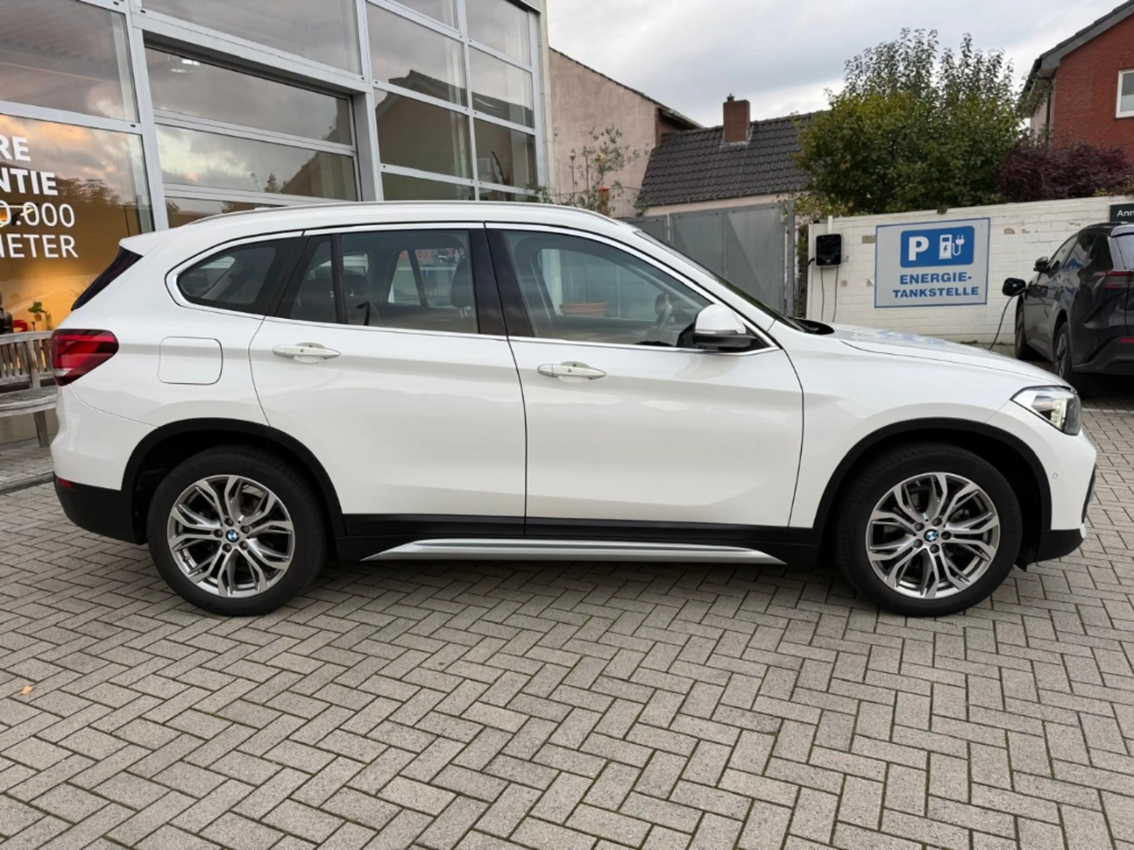 BMW X1 sDrive 18 i xLine HUD Navi LED El. Heckklappe — photo 2