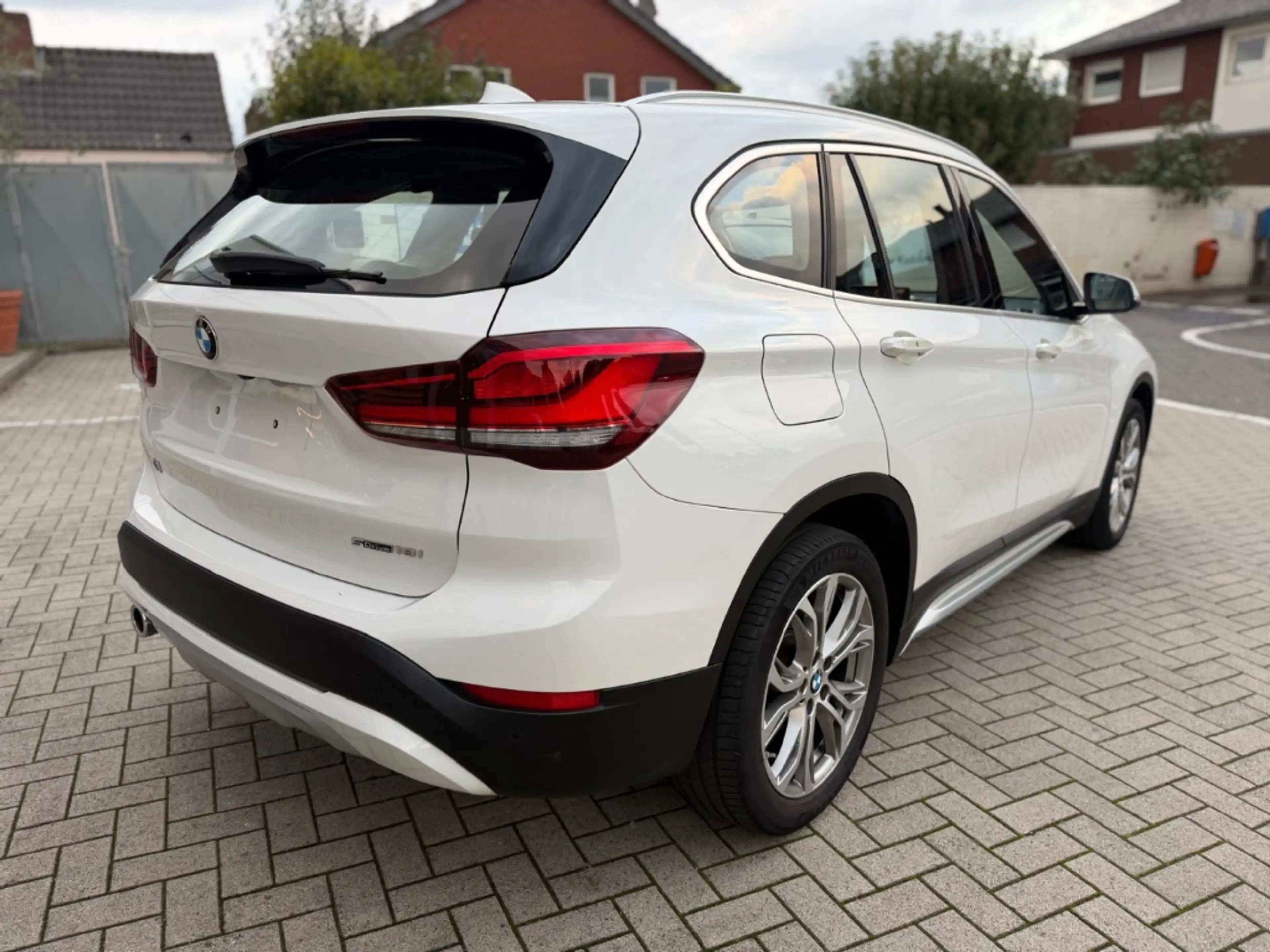 BMW X1 sDrive 18 i xLine HUD Navi LED El. Heckklappe — photo 3