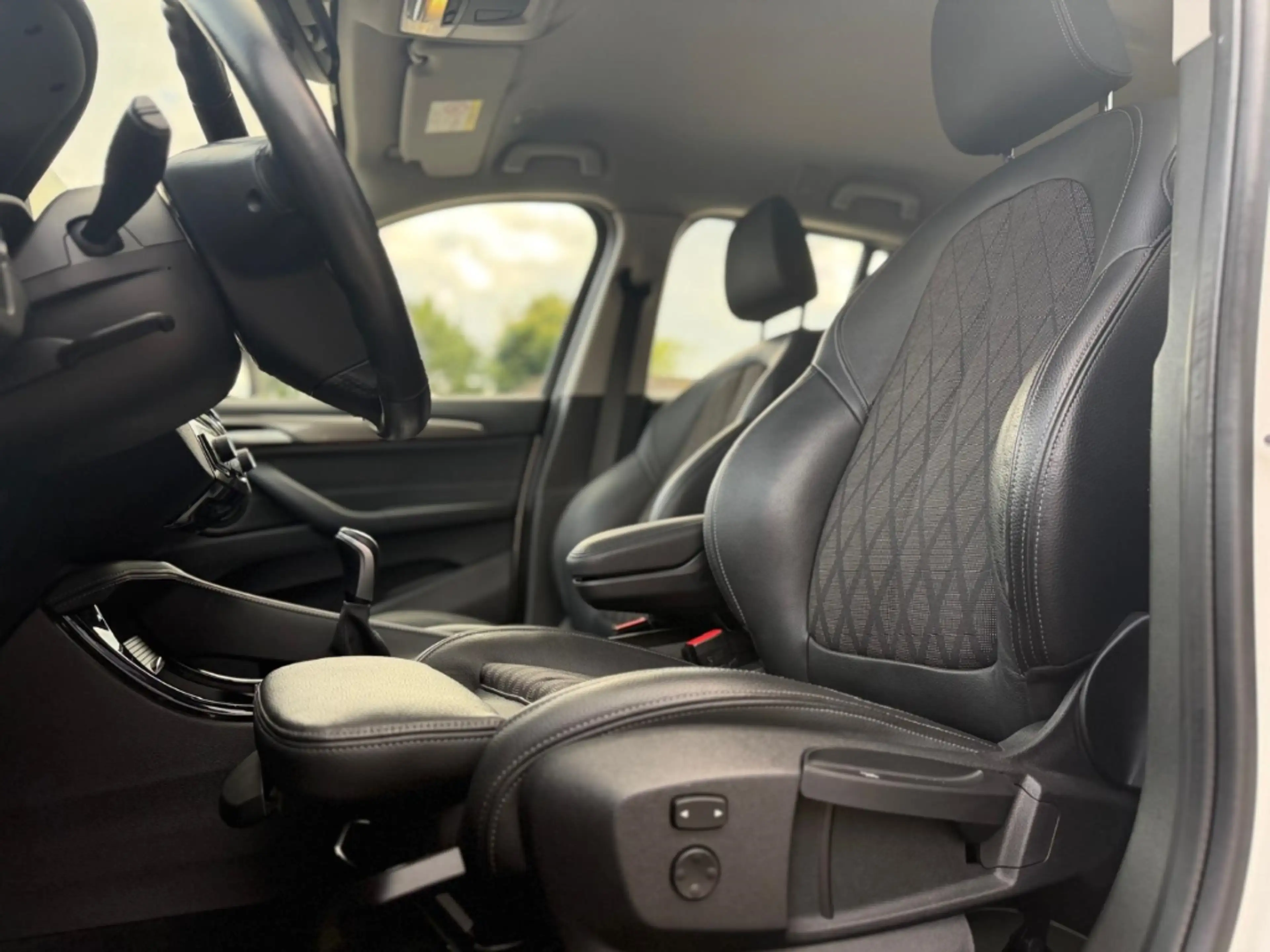 BMW X1 sDrive 18 i xLine HUD Navi LED El. Heckklappe — photo 10