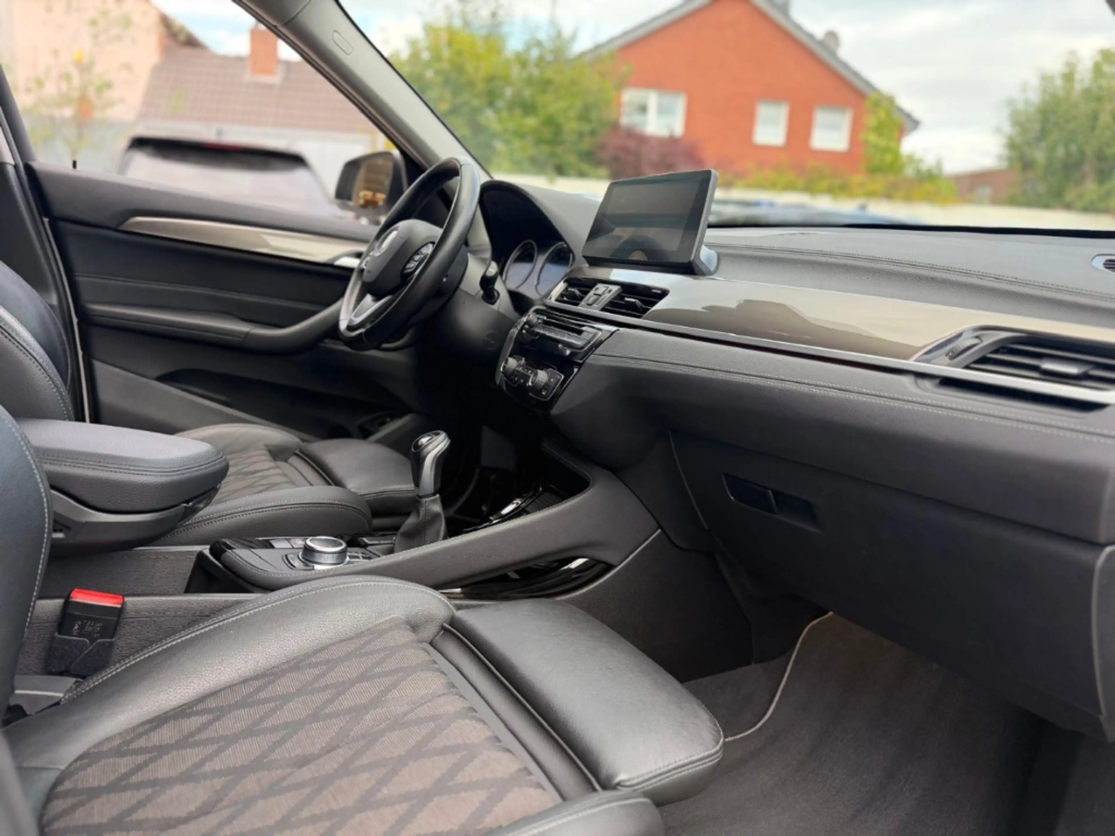 BMW X1 sDrive 18 i xLine HUD Navi LED El. Heckklappe — photo 11