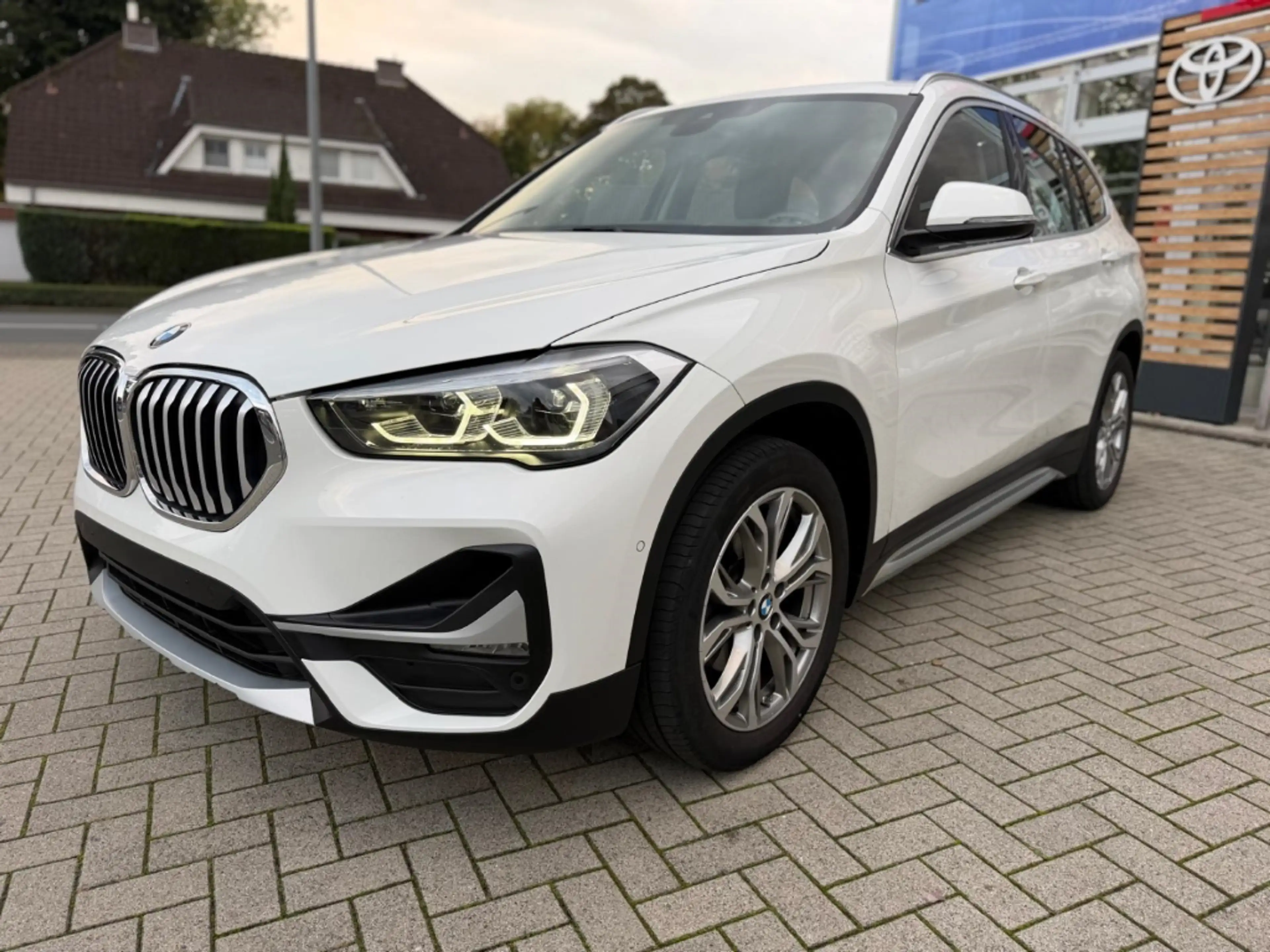 BMW X1 sDrive 18 i xLine HUD Navi LED El. Heckklappe — photo 7