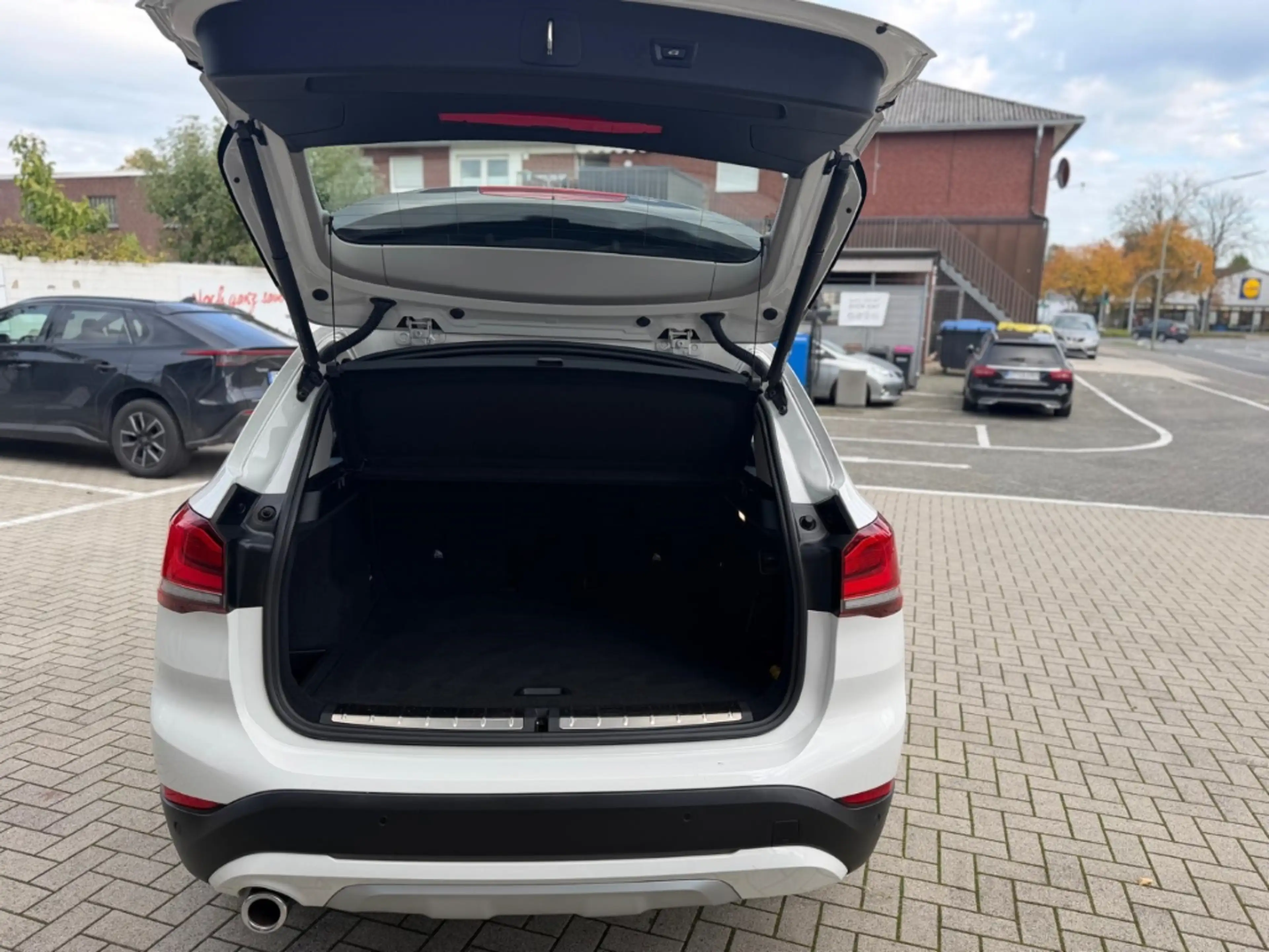 BMW X1 sDrive 18 i xLine HUD Navi LED El. Heckklappe — photo 25
