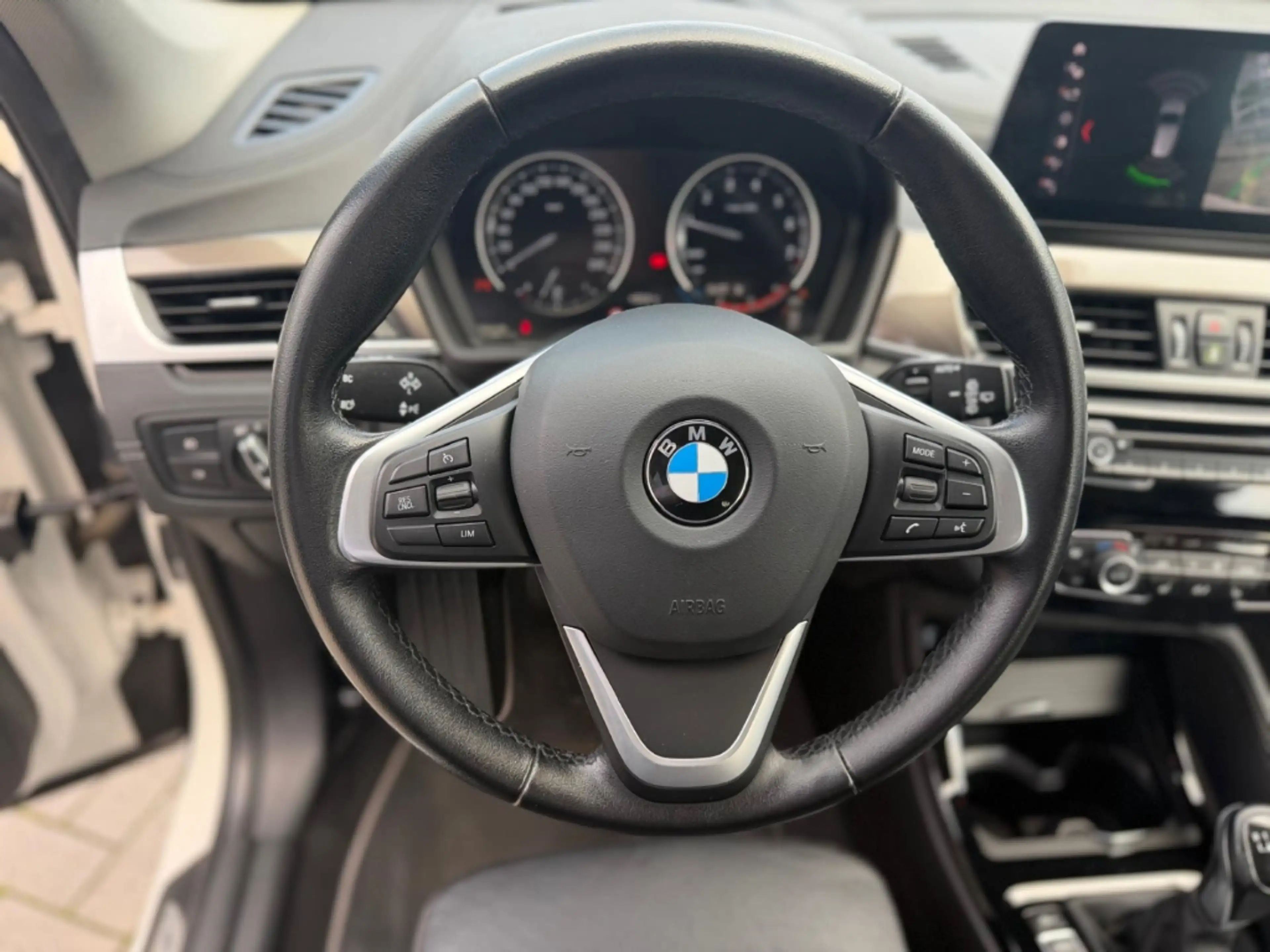 BMW X1 sDrive 18 i xLine HUD Navi LED El. Heckklappe — photo 14