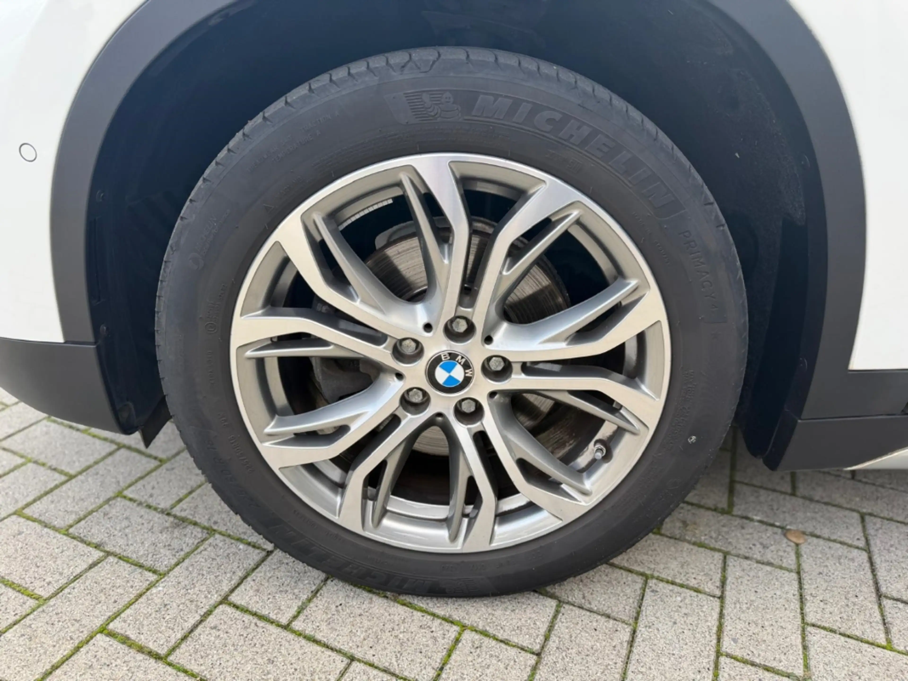 BMW X1 sDrive 18 i xLine HUD Navi LED El. Heckklappe — photo 24