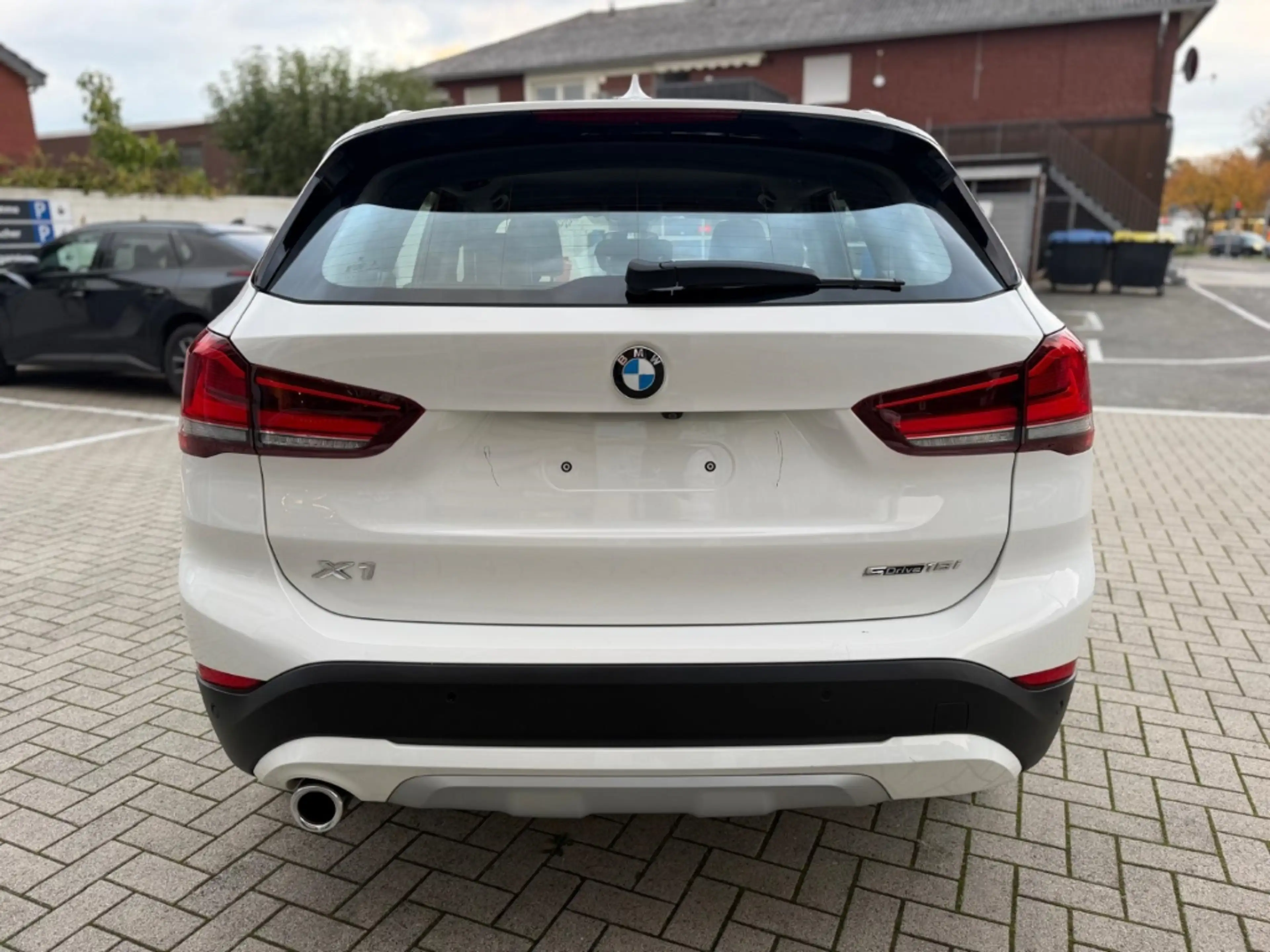 BMW X1 sDrive 18 i xLine HUD Navi LED El. Heckklappe — photo 4