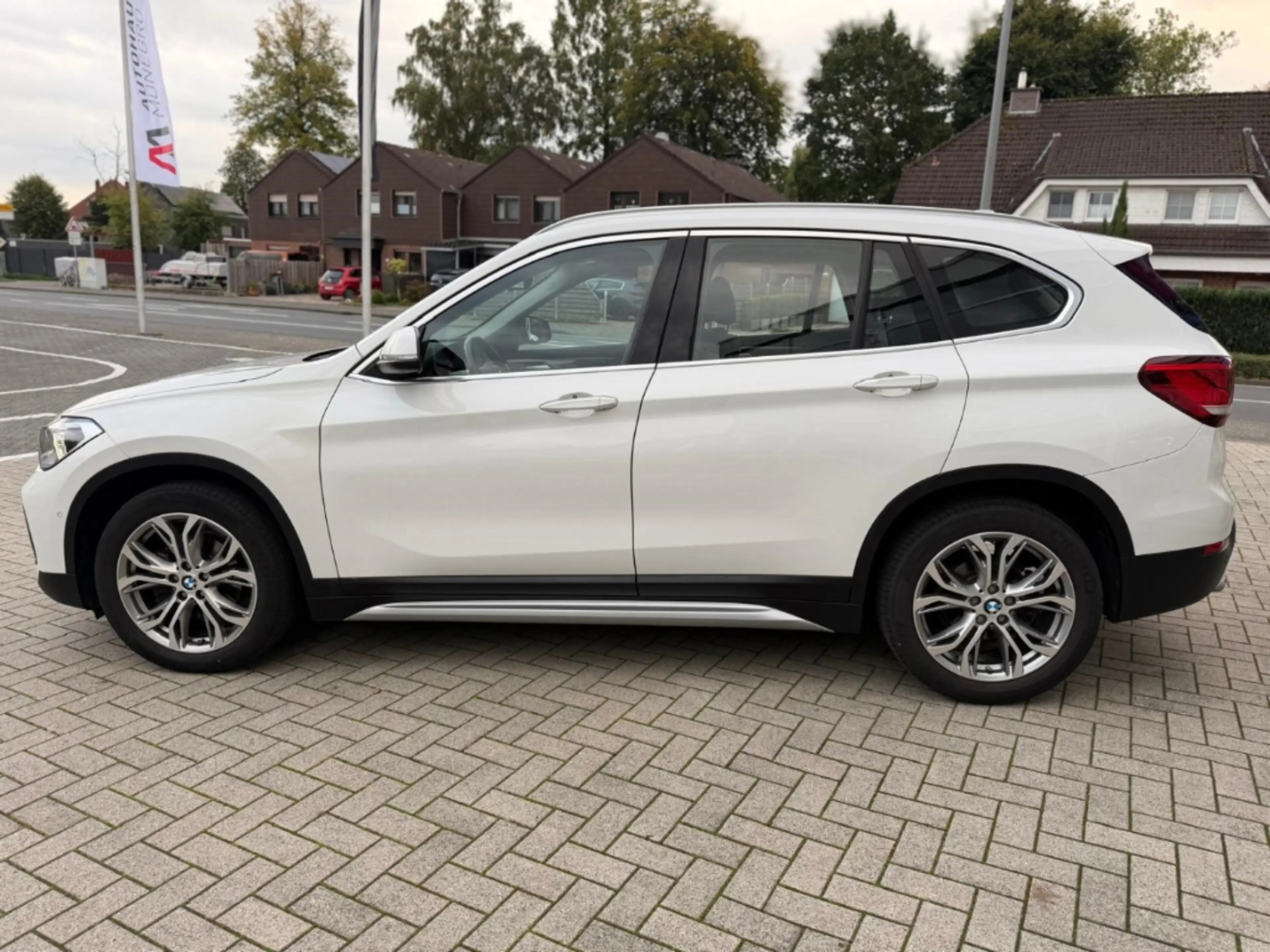 BMW X1 sDrive 18 i xLine HUD Navi LED El. Heckklappe — photo 6