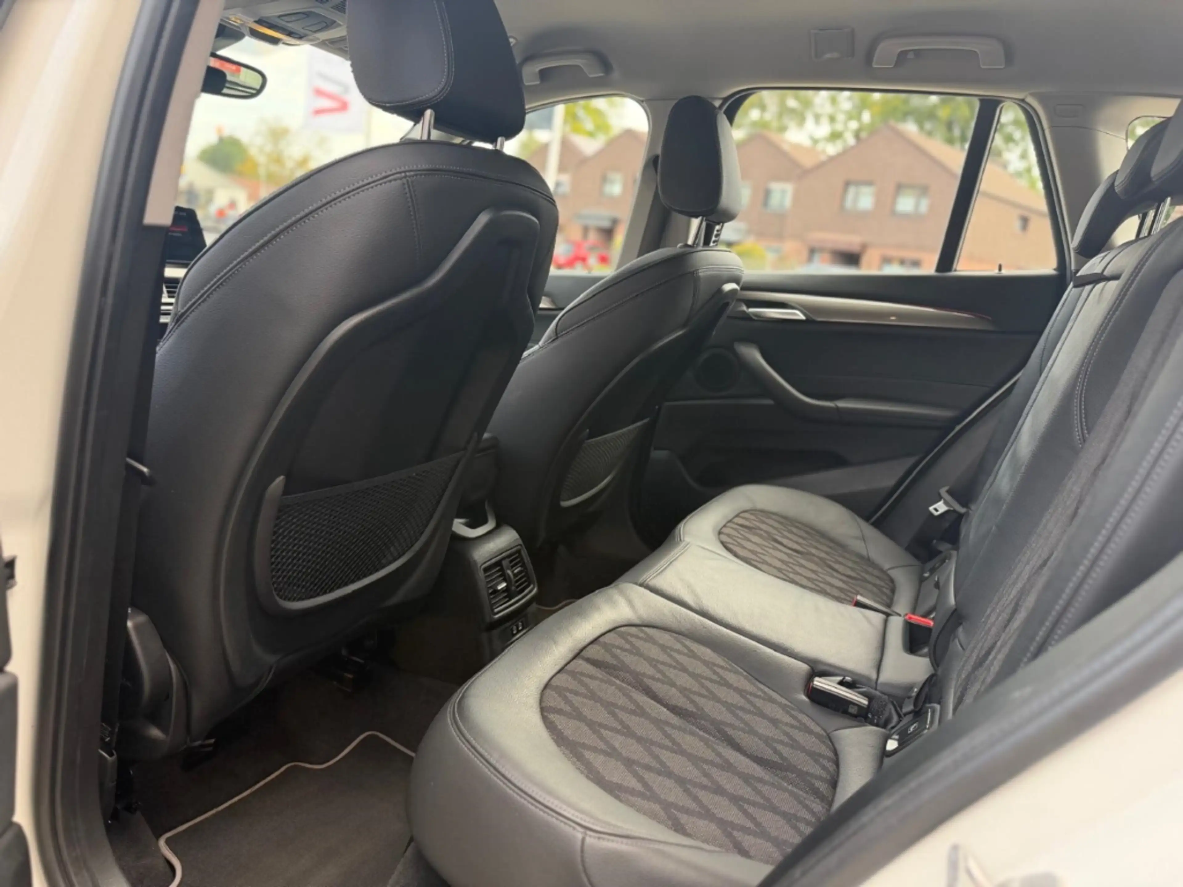 BMW X1 sDrive 18 i xLine HUD Navi LED El. Heckklappe — photo 12
