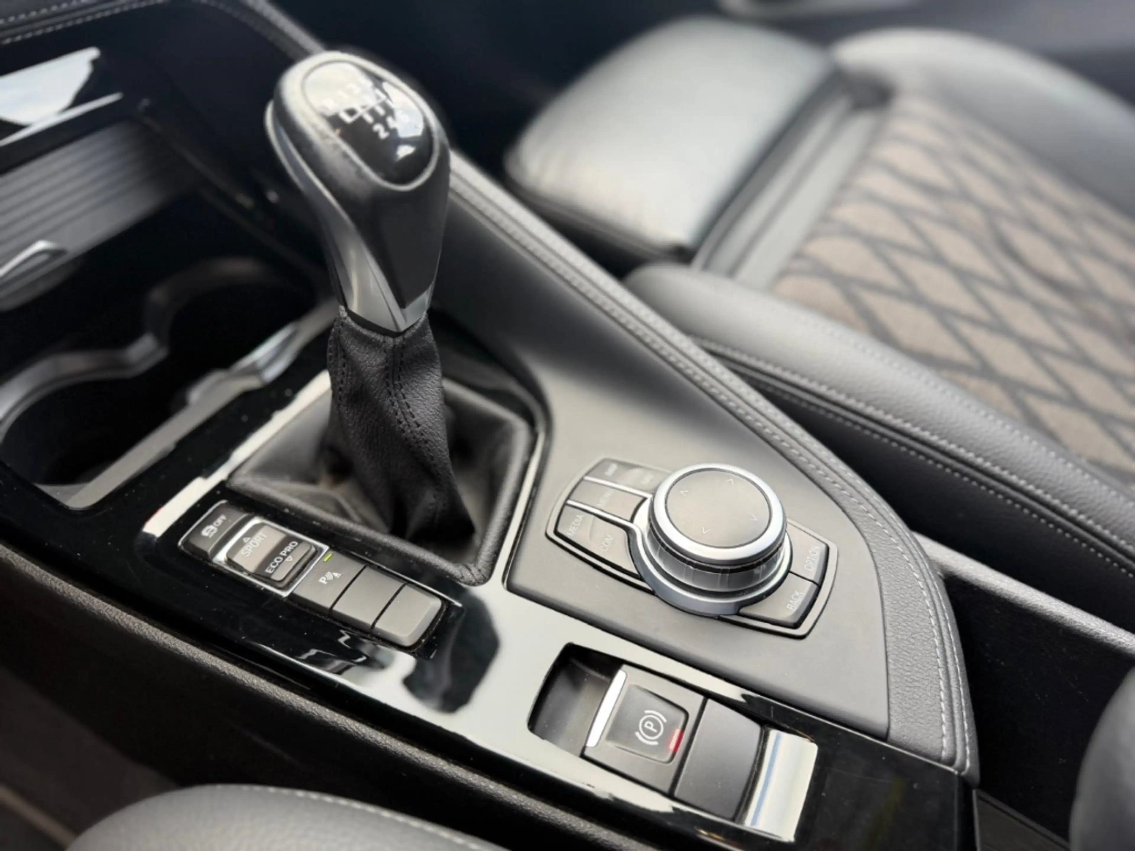 BMW X1 sDrive 18 i xLine HUD Navi LED El. Heckklappe — photo 20