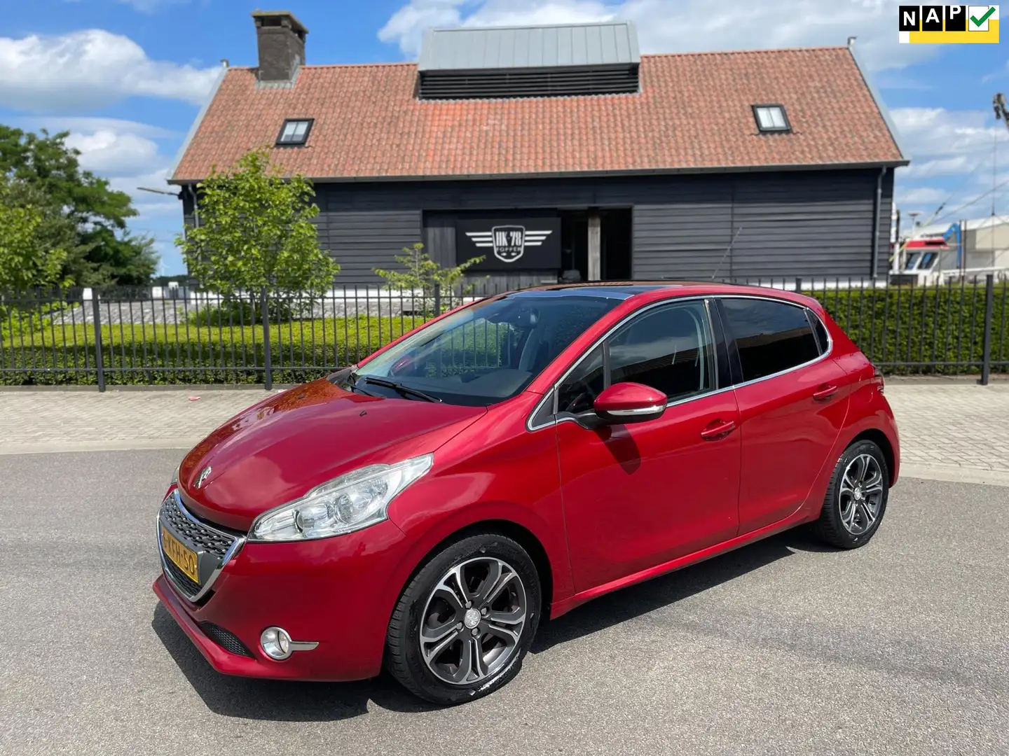 Peugeot 208 1.2 VTi Allure PANORAMADAK NAVI PDC LM VELGEN Rood - 1