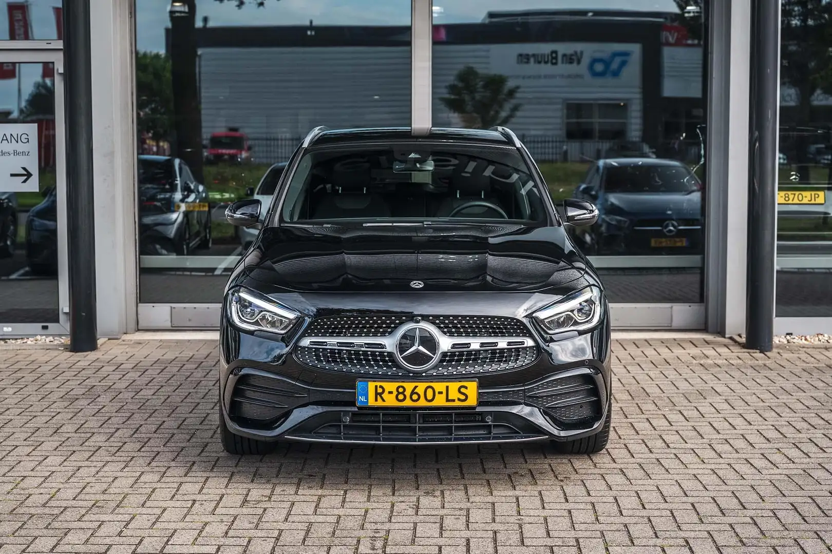 Mercedes-Benz GLA 180 AMG Line | Achteruitrijcamera | High-performance L Zwart - 2