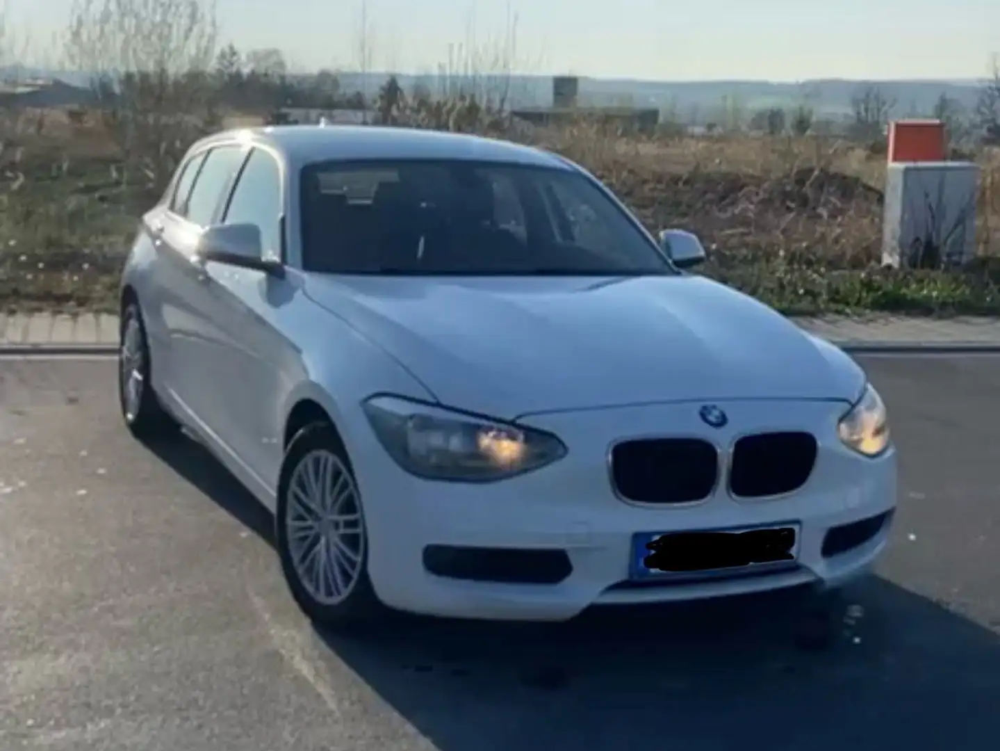 BMW 116 1er (5-Türer) 116i Bílá - 1