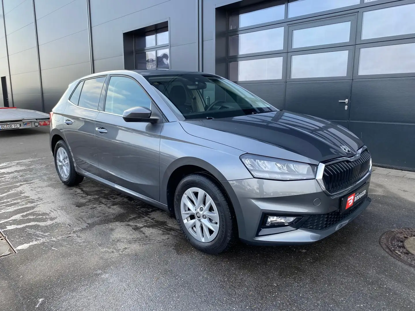 Skoda Fabia 1.0 MPI Selection Kamera Tempomat CarPlay Grijs - 2