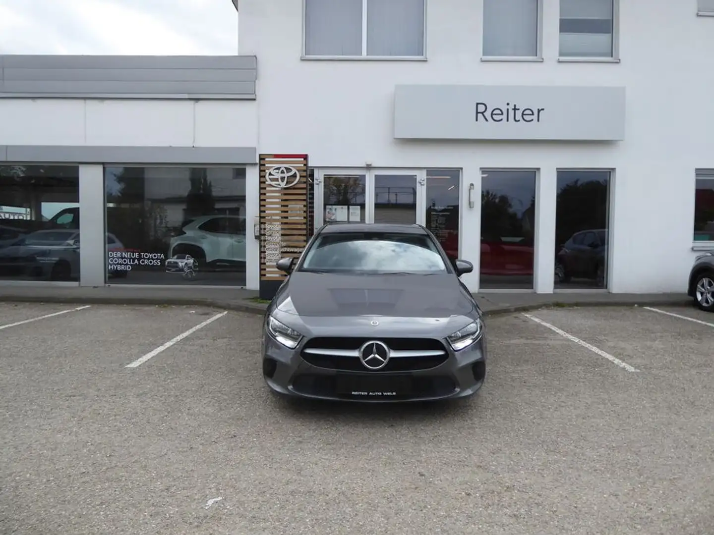 Mercedes-Benz A 180 d Aut. *KAMERA*AHK*NAVI* Grau - 1