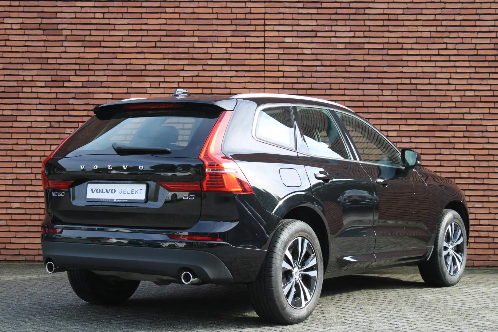 Volvo XC60 B5 Automaat Momentum Business | Trekhaak | Parkeer Noir - 2