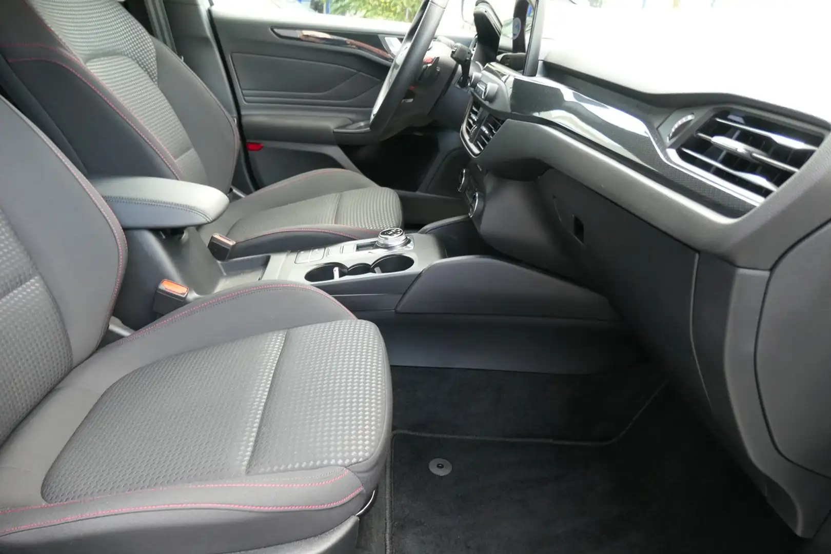 Ford Focus Turnier 1.5 EcoBoost Aut. ST-LINE Top Zustand! Blanc - 2