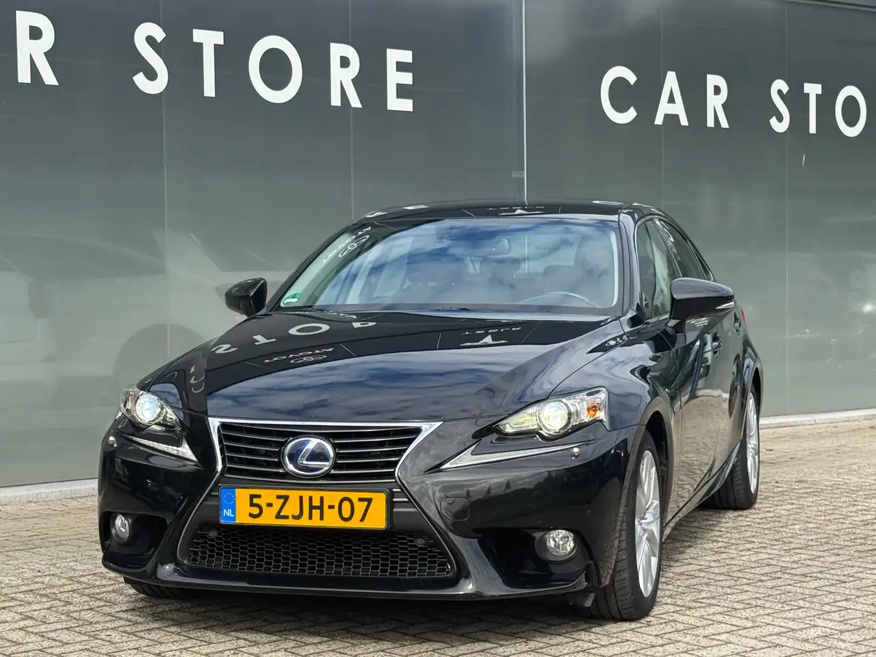 LEXUS IS 300H 181ch - BVA - GPS - CAMÉRA DE RECUL - DEMI-CUIR - RADARS DE STATIONNEMENT