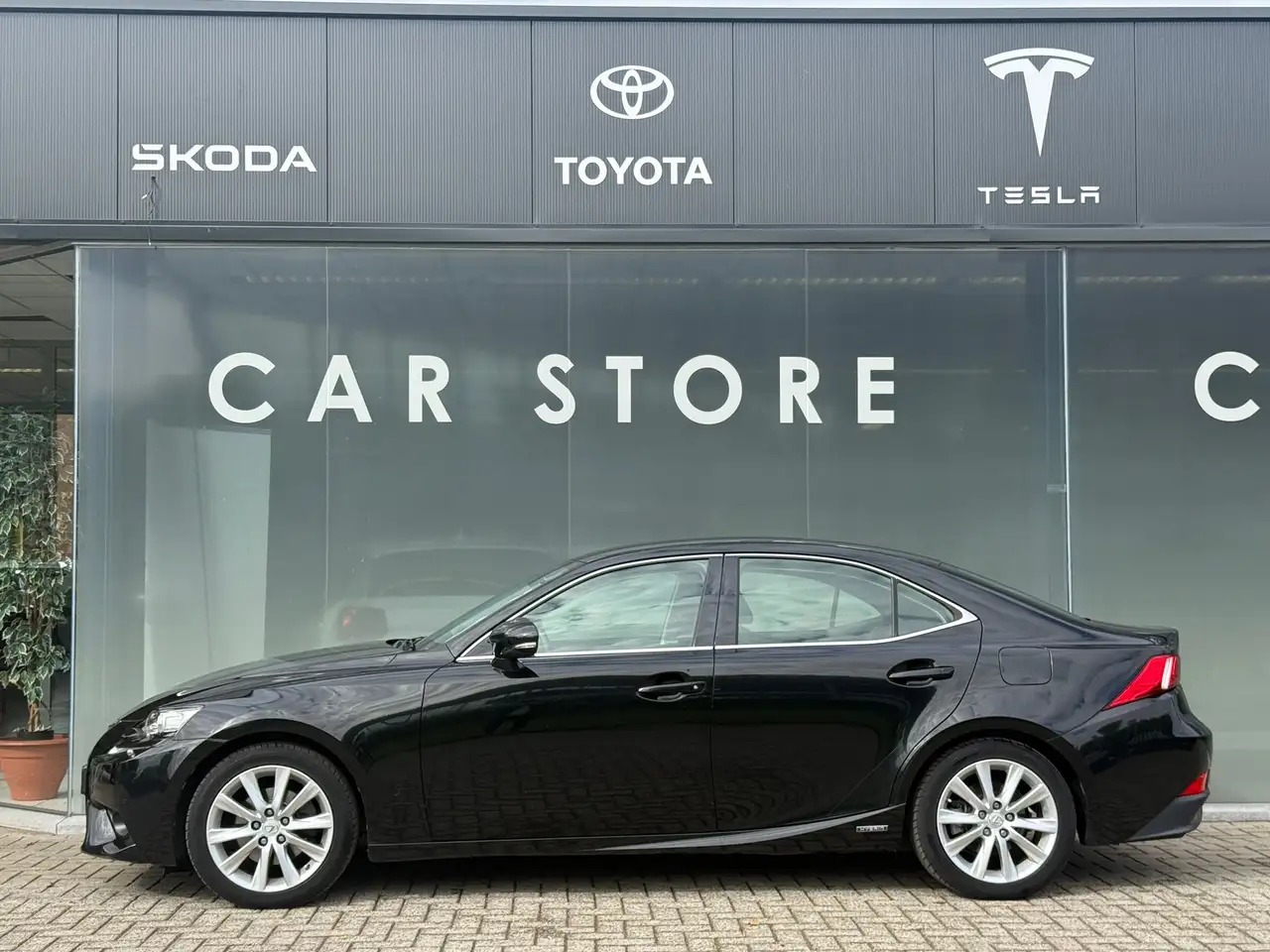 LEXUS IS 300H 181ch - BVA - GPS - CAMÉRA DE RECUL - DEMI-CUIR - RADARS DE STATIONNEMENT