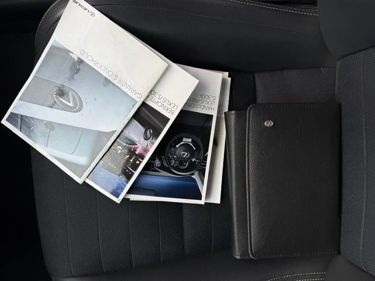 LEXUS IS 300H 181ch - BVA - GPS - CAMÉRA DE RECUL - DEMI-CUIR - RADARS DE STATIONNEMENT