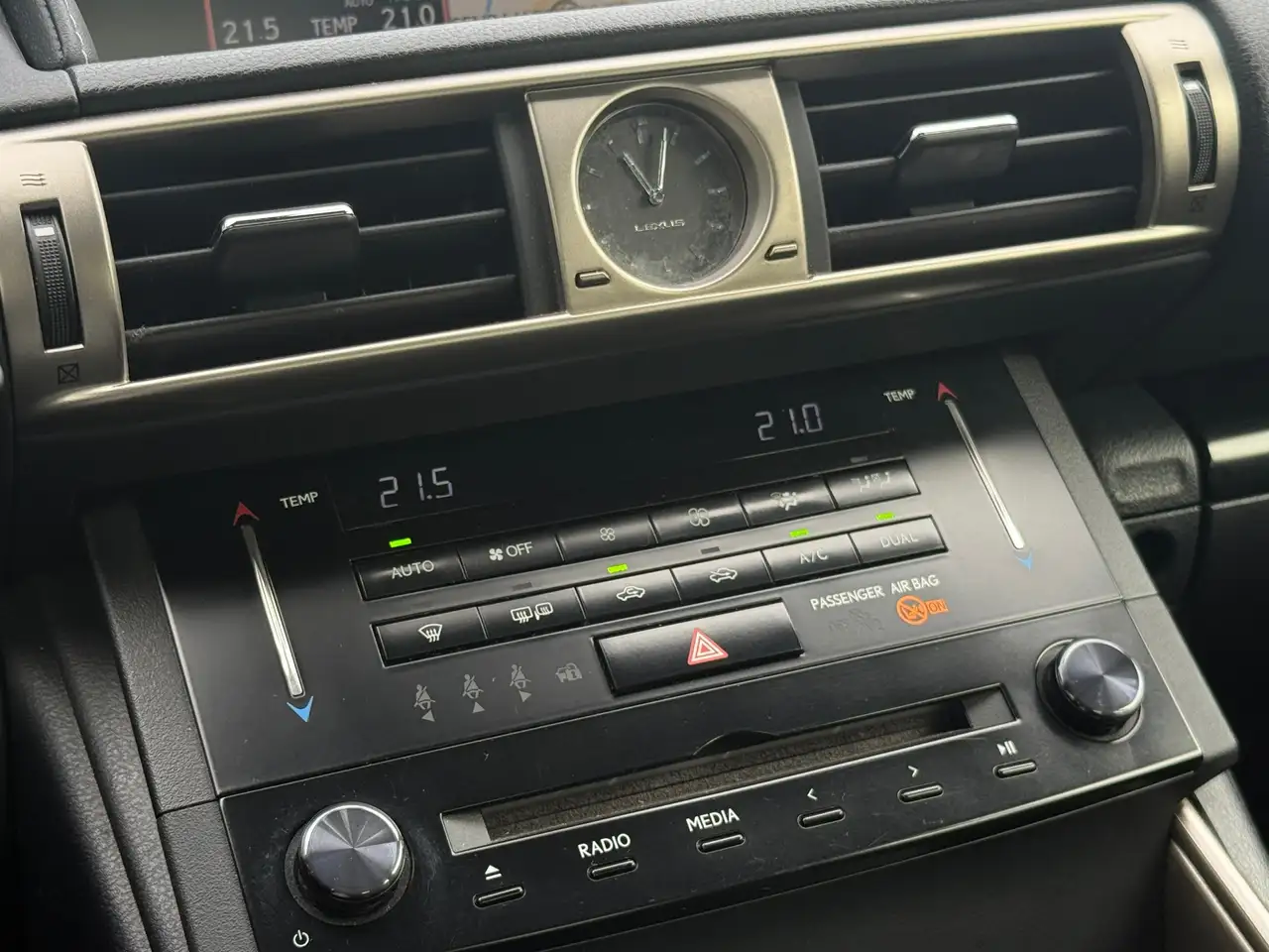 LEXUS IS 300H 181ch - BVA - GPS - CAMÉRA DE RECUL - DEMI-CUIR - RADARS DE STATIONNEMENT