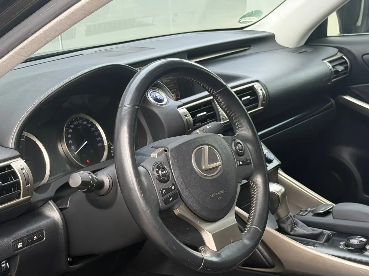 LEXUS IS 300H 181ch - BVA - GPS - CAMÉRA DE RECUL - DEMI-CUIR - RADARS DE STATIONNEMENT