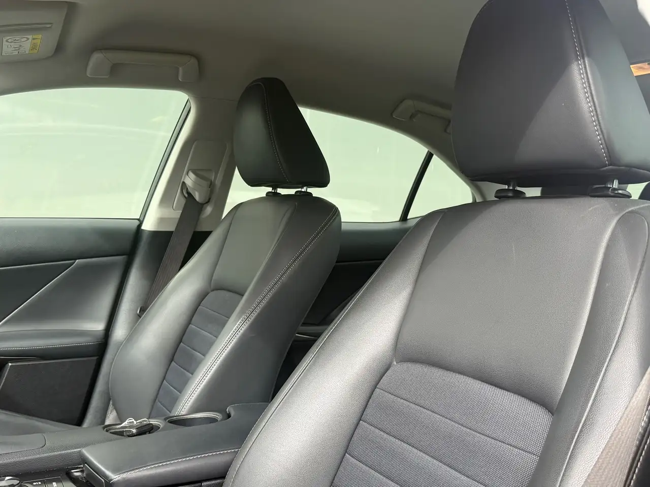 LEXUS IS 300H 181ch - BVA - GPS - CAMÉRA DE RECUL - DEMI-CUIR - RADARS DE STATIONNEMENT