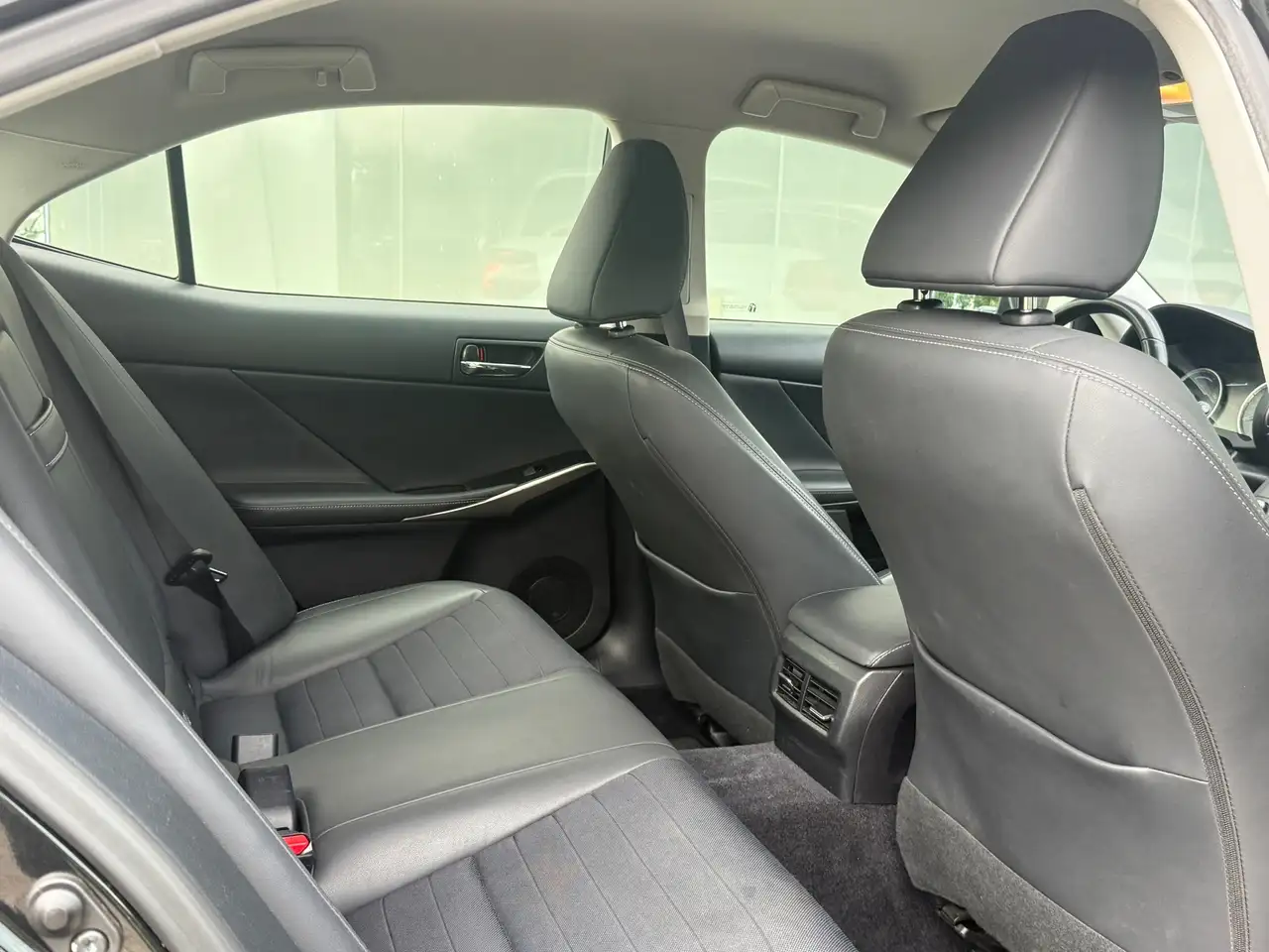 LEXUS IS 300H 181ch - BVA - GPS - CAMÉRA DE RECUL - DEMI-CUIR - RADARS DE STATIONNEMENT