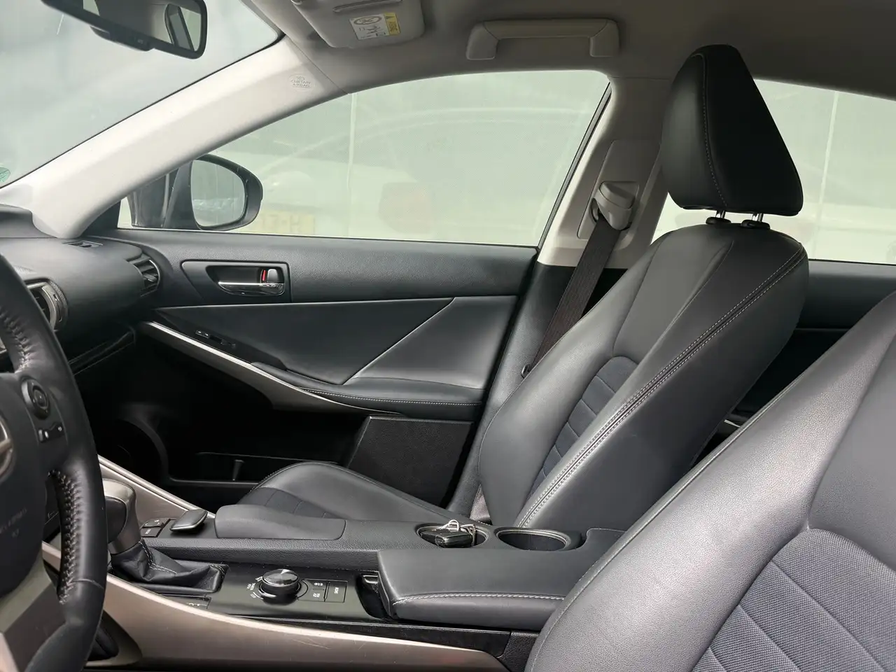 LEXUS IS 300H 181ch - BVA - GPS - CAMÉRA DE RECUL - DEMI-CUIR - RADARS DE STATIONNEMENT