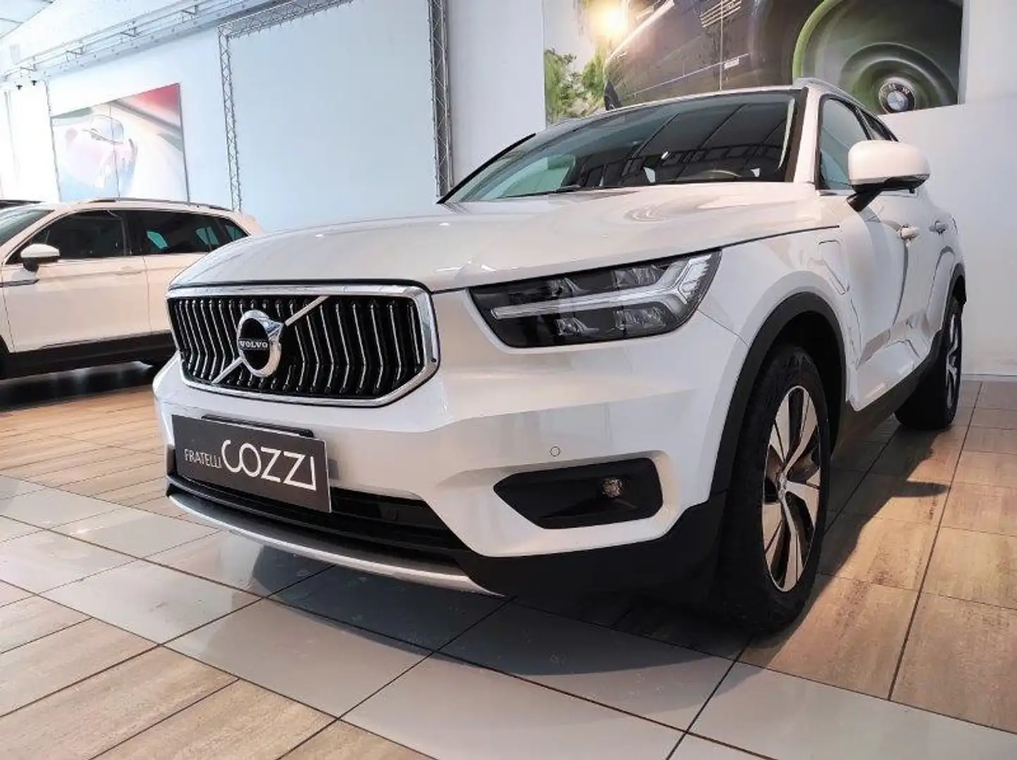 Volvo XC40 (2017-->) - XC40 T5 Recharge Plug-in Hybrid Inscri Grau - 2