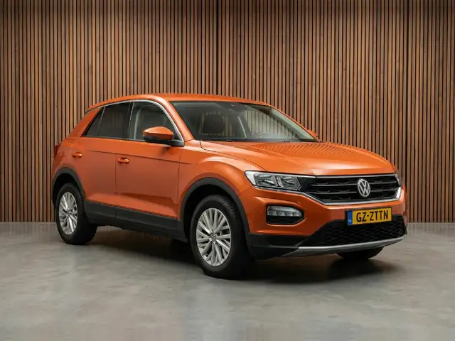 Volkswagen T-Roc view 3