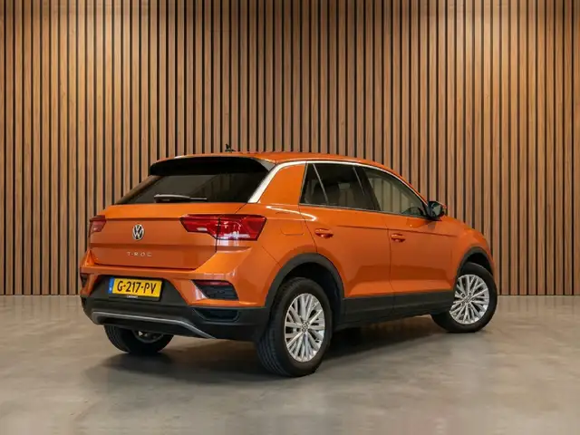 Volkswagen T-Roc view 5