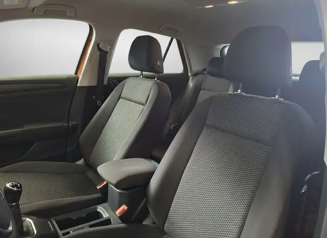 Volkswagen T-Roc view 11