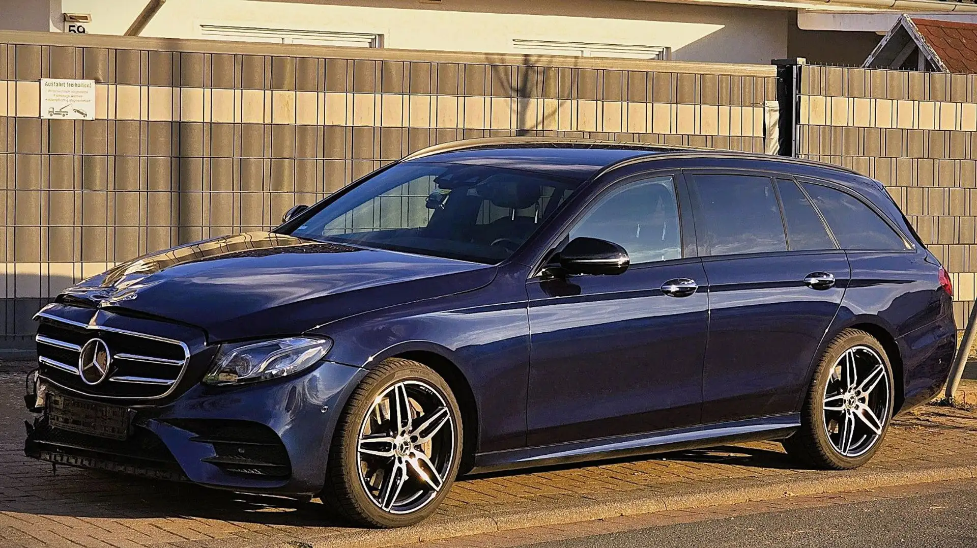 Mercedes-Benz E 400 d 4Matic AMGx2 Burmester KeylesGO HUD 360° Modrá - 2