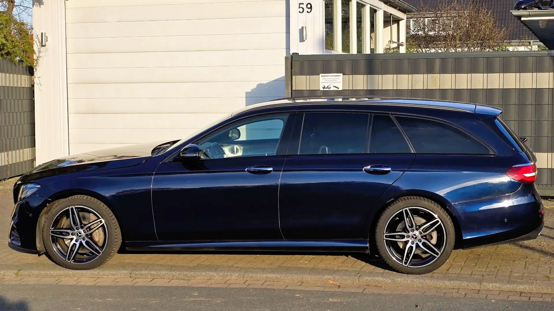 Mercedes-Benz E 400 d 4Matic AMGx2 Burmester KeylesGO HUD 360° Modrá - 1