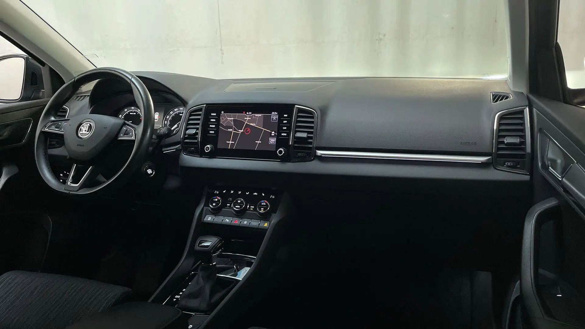 Skoda Karoq 1.5 TSI 150pk DSG ACT Business Edition Camera Stoe Grijs - 2