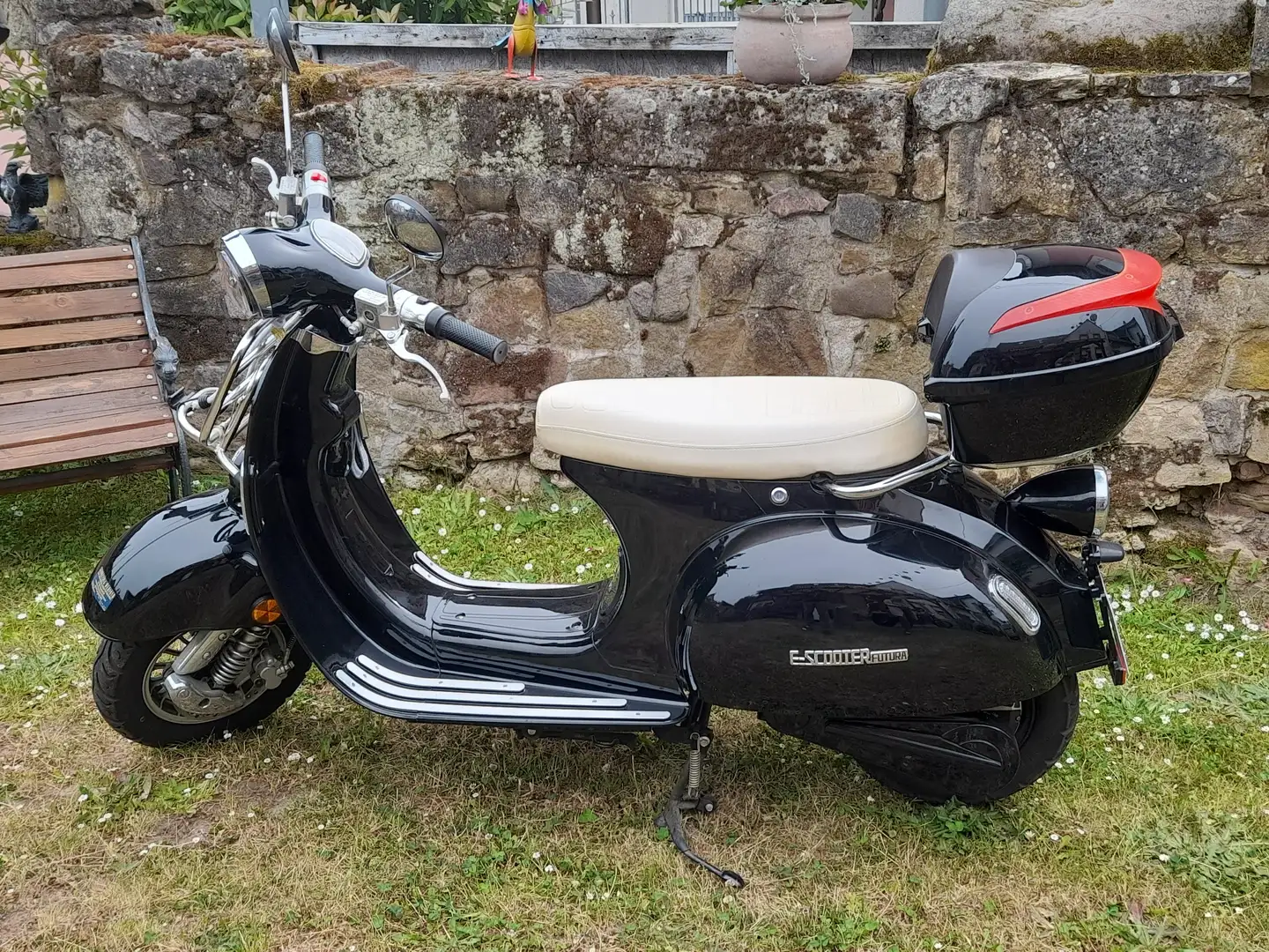Futura Classico LI Schwarz - 1
