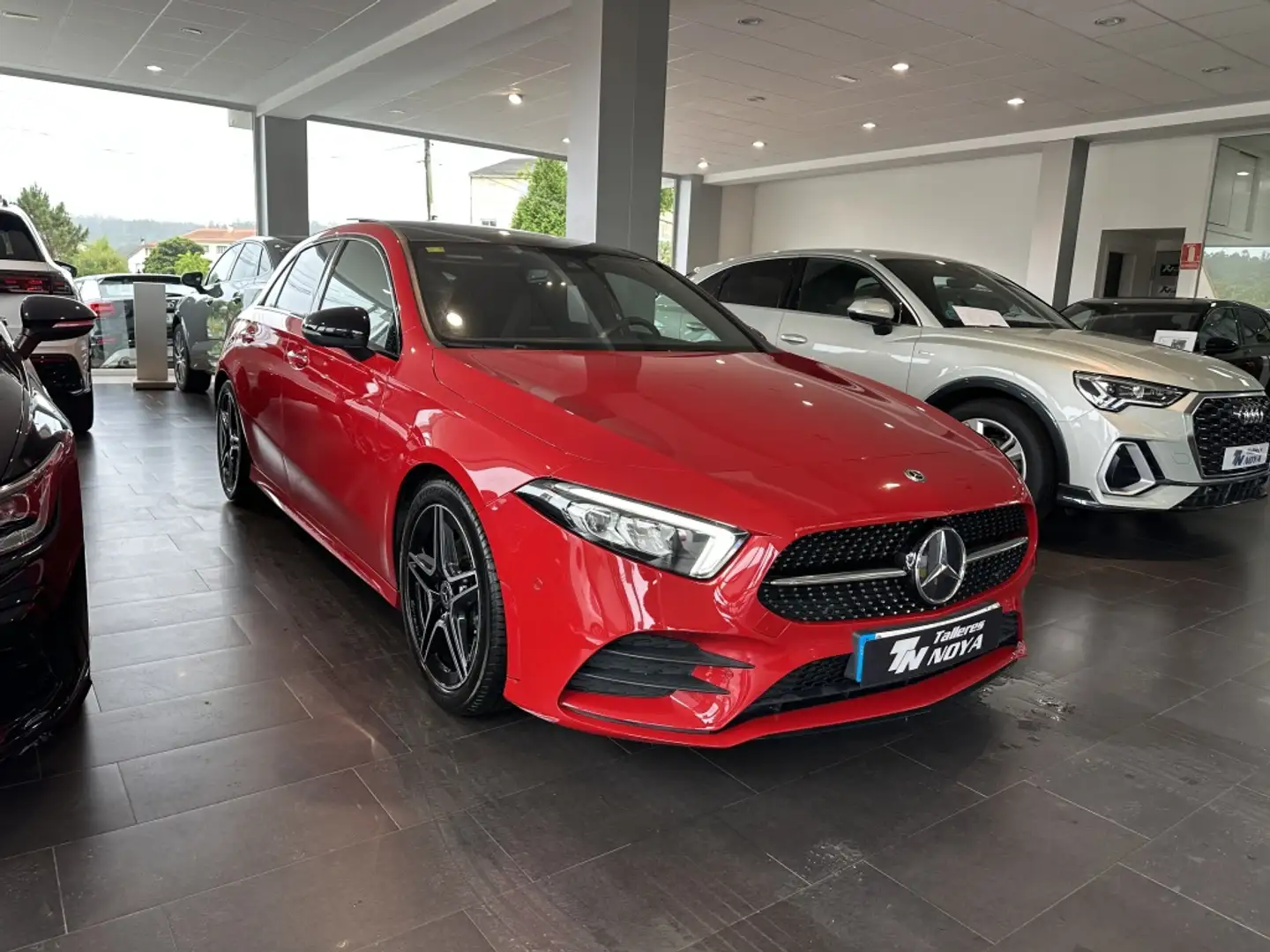 Mercedes-Benz A 200 7G-DCT Rojo - 2