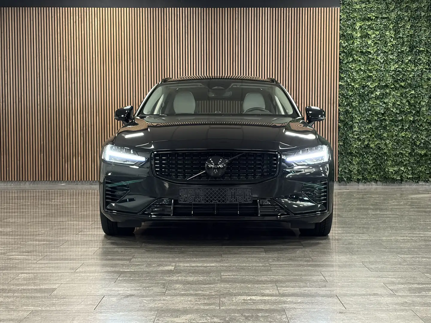 Volvo V60 T8 AWD Recharge Ultimate Ultra Dark Full Option! | Чорний - 2