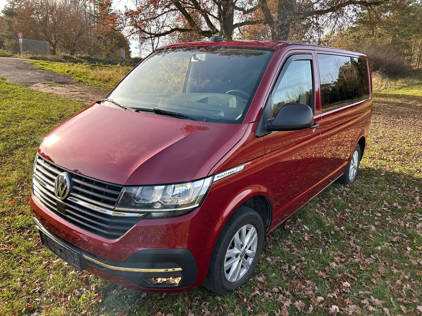 Volkswagen T6.1 Multivan Garantie b 100tkm SH NS,AHK,Nav,Camera,Allwetter Červená - 2