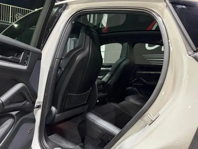 Porsche Cayenne view 11