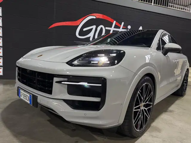 Porsche Cayenne view 8