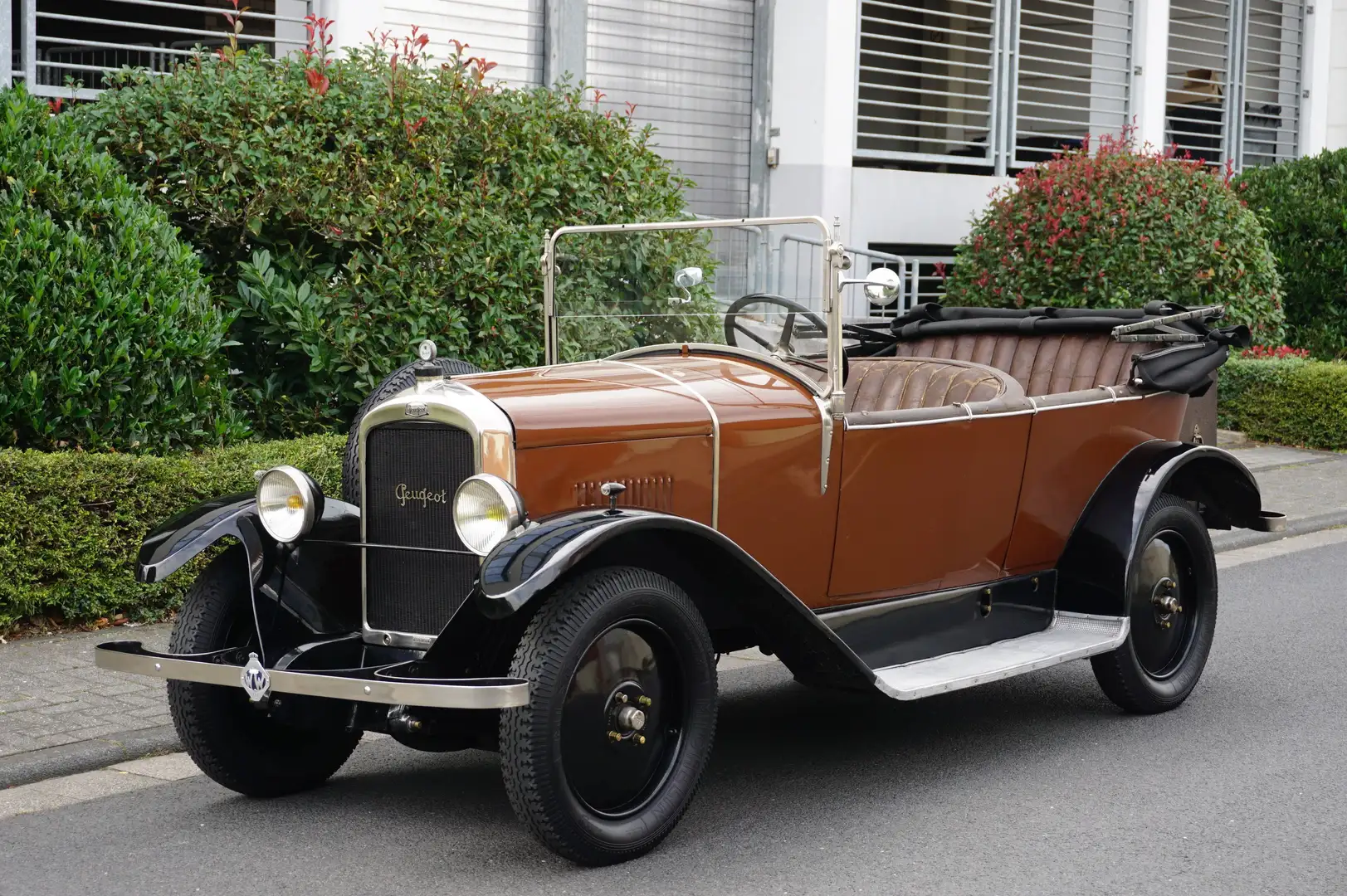Oldtimer Peugeot 177 B Torpedo, 103 Jahre, viersitziges Cabrio, Oldtimer Braun - 1