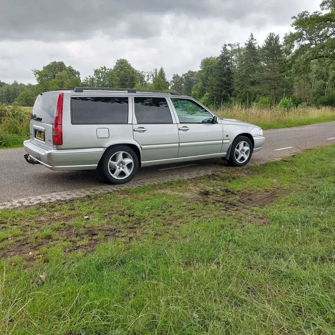 Volvo V70 2.5 Exclusive-Line Argent - 1