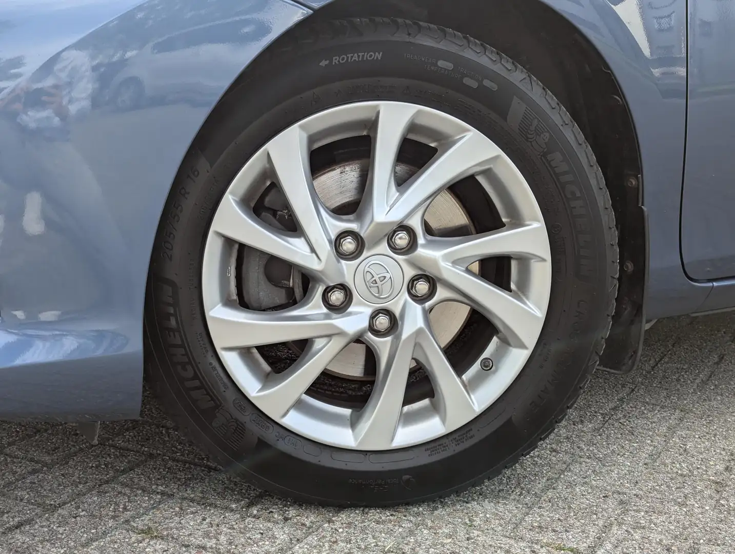 Toyota Auris 1.8 Hybrid Dynamic Go | Afn. trekhaak | Cruise Con Blauw - 2