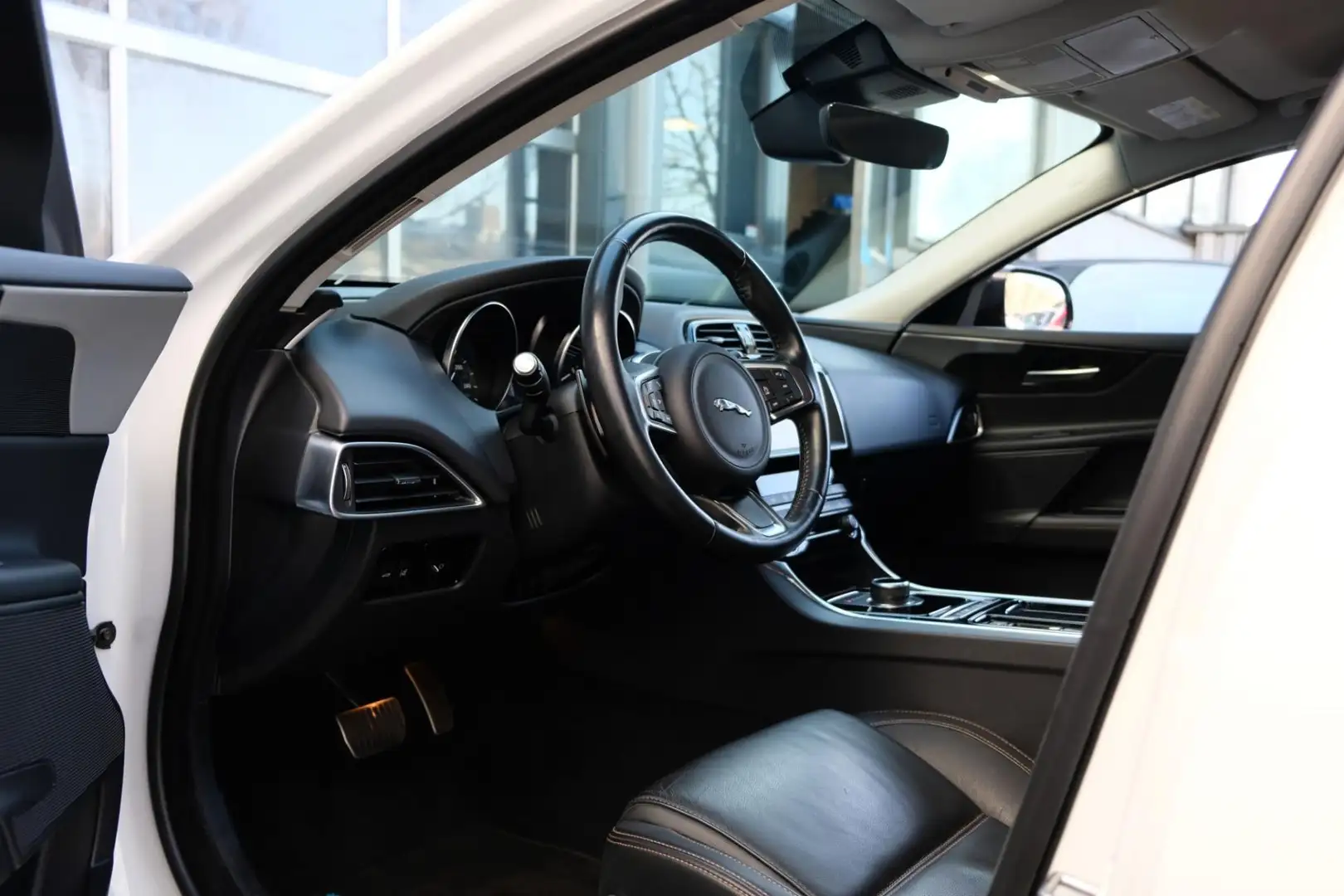 Jaguar XE 2.0t *Lederen Bekleding/Camera* |79.005km|Blackpac Wit - 2