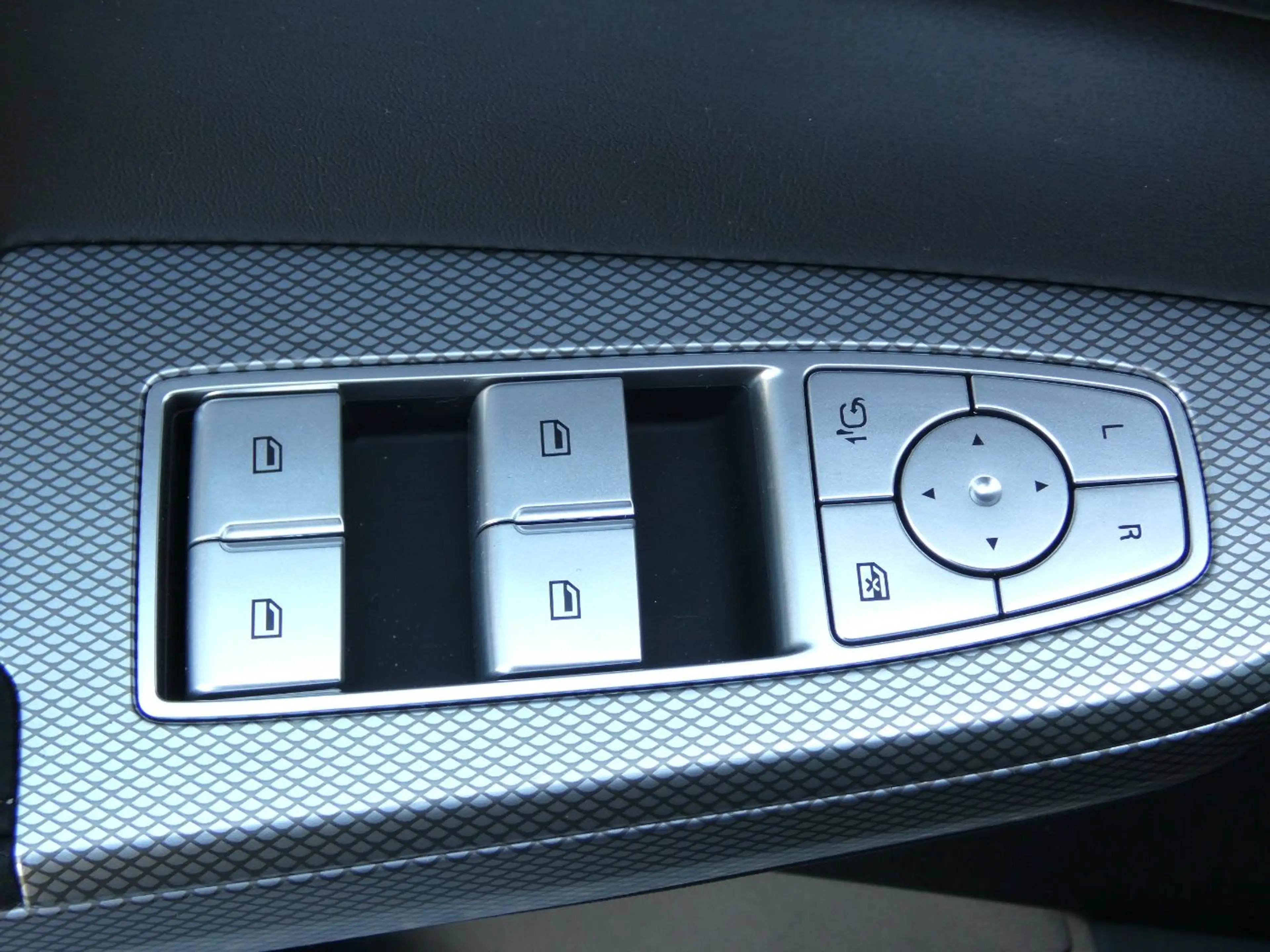 MG MGS9 PHEV+ Luxury +360°+ACC+LED+KeyGo+Panorama — photo 15