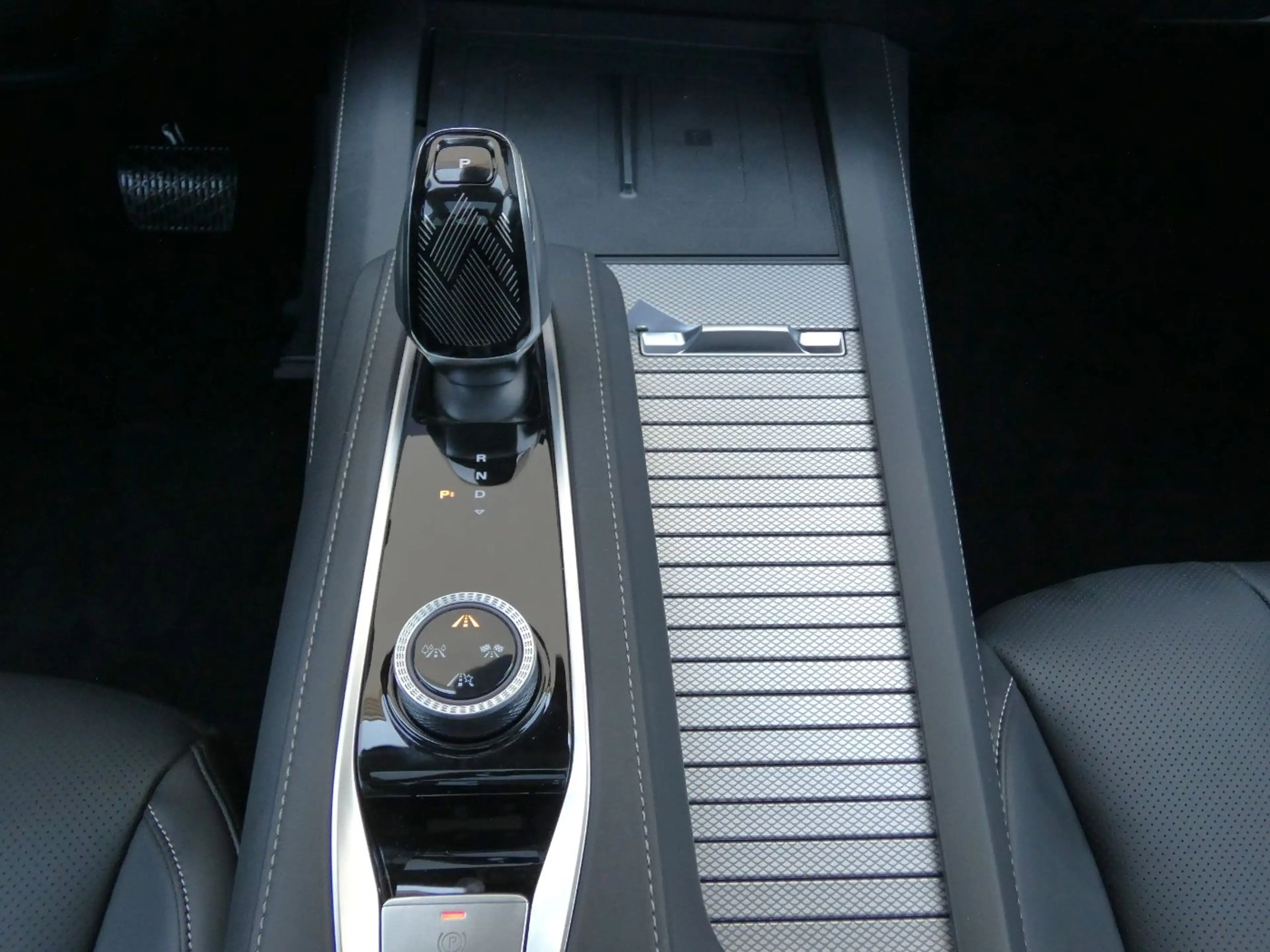 MG MGS9 PHEV+ Luxury +360°+ACC+LED+KeyGo+Panorama — photo 23